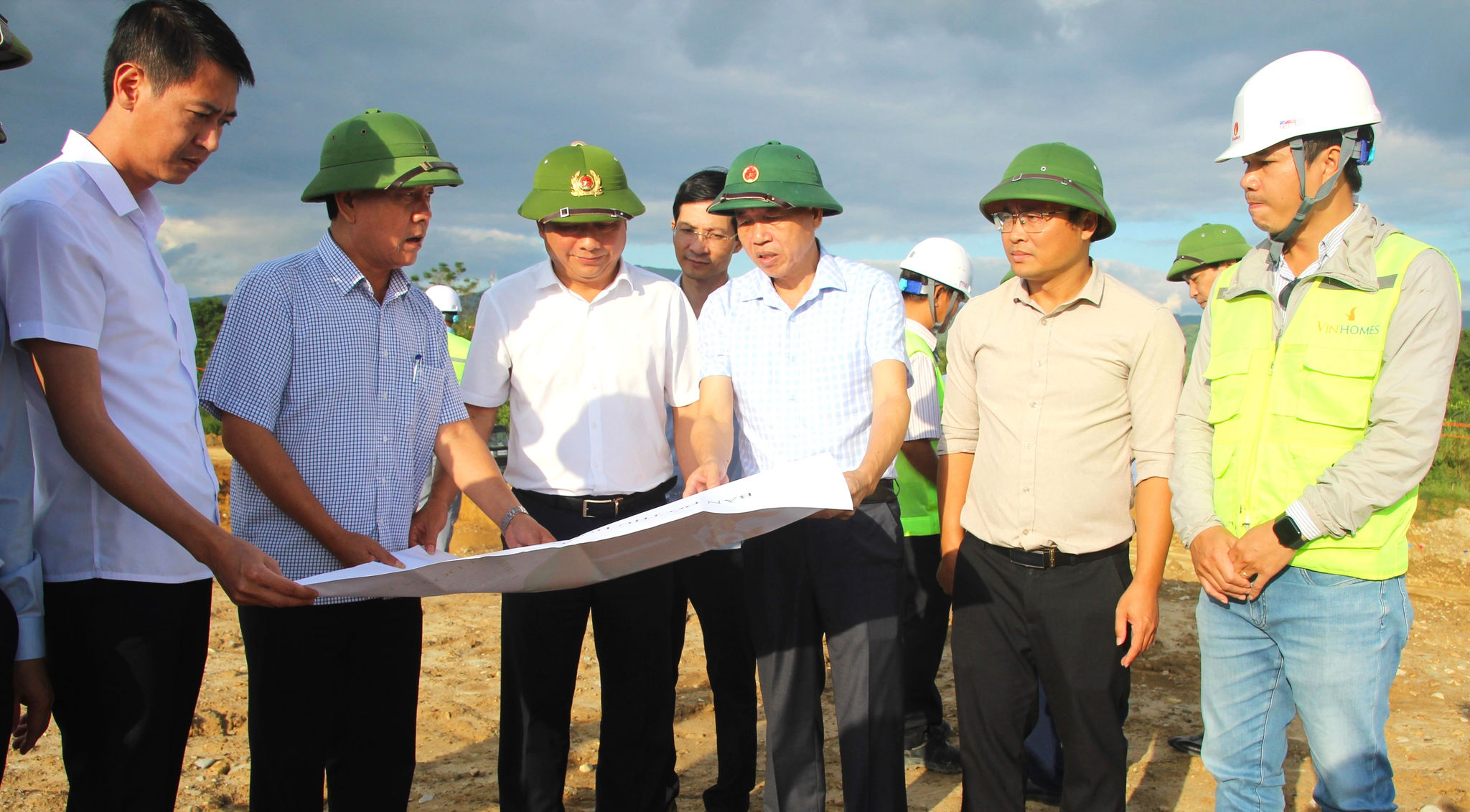 Chủ tịch UBND tỉnh Lê Văn Lương kiểm tra công tác giải phóng mặt bằng dự án Khu đô thị mới, du lịch nghỉ dưỡng và dịch vụ thể thao phía Tây Bắc phường Điện Biên Phủ (địa phận xã Thanh Nưa).