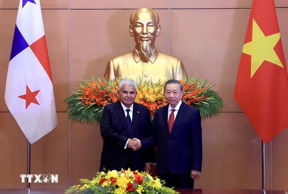 Tổng Bí thư, Chủ tịch nước Tô Lâm và Tổng thống Cộng hòa Panama José Raúl Mulino chụp ảnh chung. (Ảnh: Tuấn Anh/TTXVN)