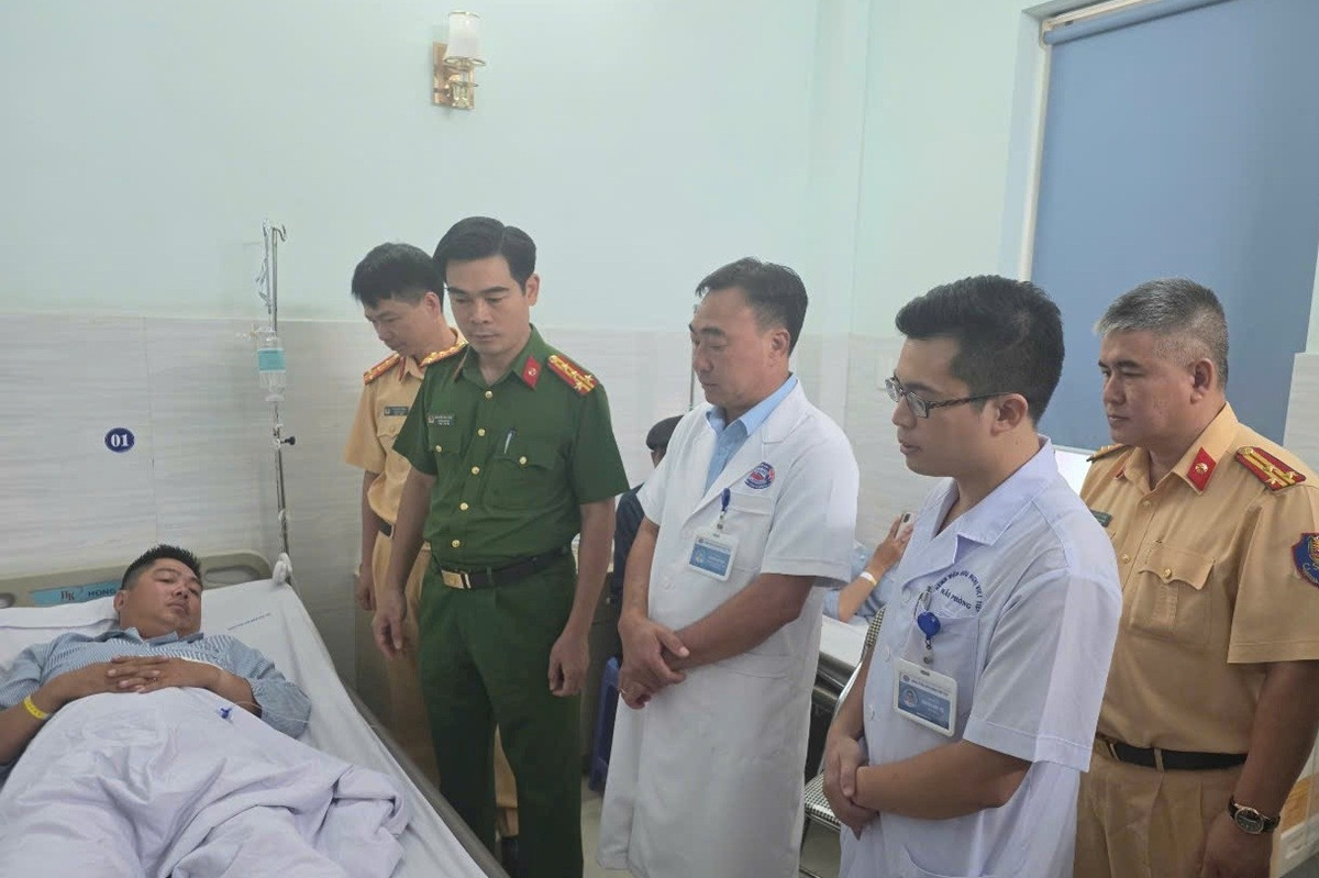 Thiếu niên lái xe máy đi sai làn đường, tông vào cán bộ CSGT