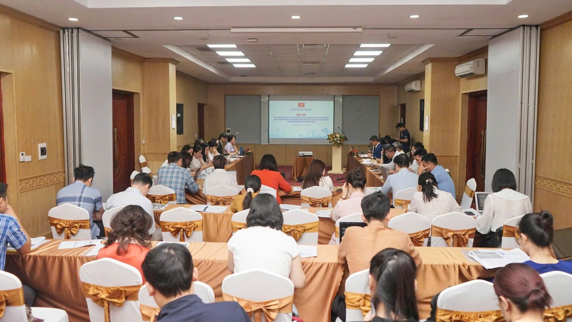 Toàn cảnh Hội thảo “Tăng cường kiểm soát thuốc lá trong thực hiện Nghị quyết số 72-NQ/TW của Bộ Chính trị về một số giải pháp đột phá, tăng cường bảo vệ, chăm sóc và nâng cao sức khỏe nhân dân: Thực trạng và những vấn đề chính sách đặt ra”.