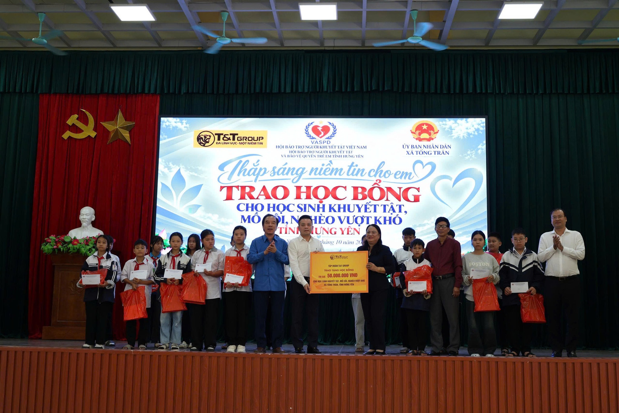 Ảnh 1_Đại diện T&T Group cùng các đơn vị trao 50 suất học bổng cho học sinh có hoàn cảnh khó khăn tại xã Tống Trân (tỉnh Hưng Yên)