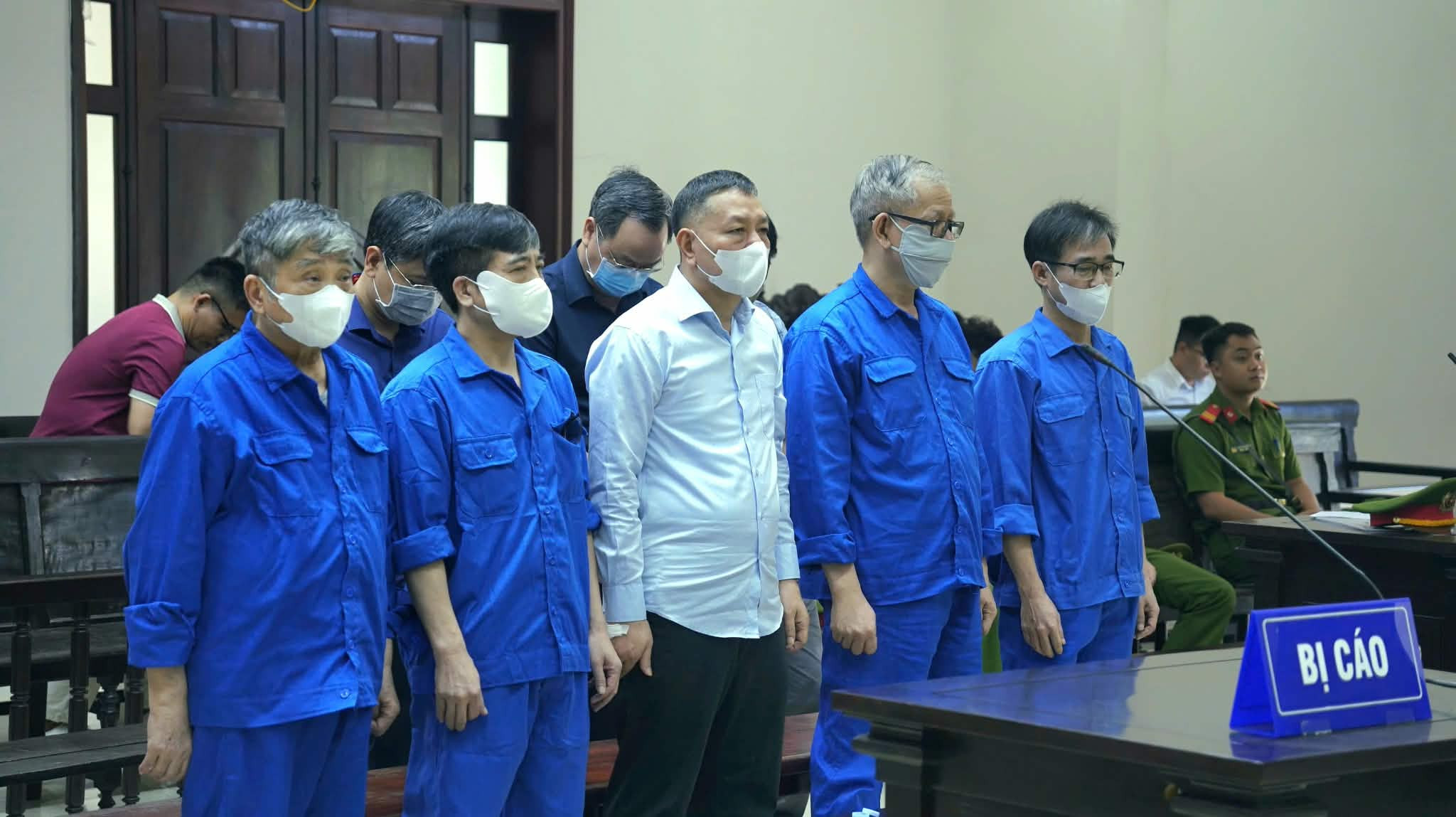 bị cáo đứng nghe tuyên án