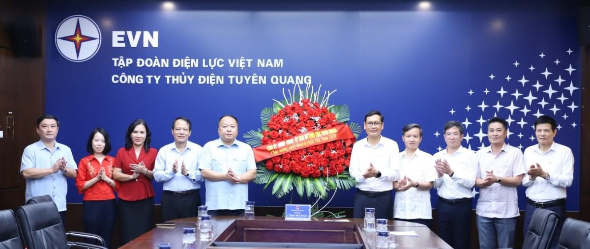 Đồng chí Phan Huy Ngọc tặng lẵng hoa chúc mừng Ngày Doanh nhân Việt Nam cho lãnh đạo Công ty Thuỷ điện Tuyên Quang.