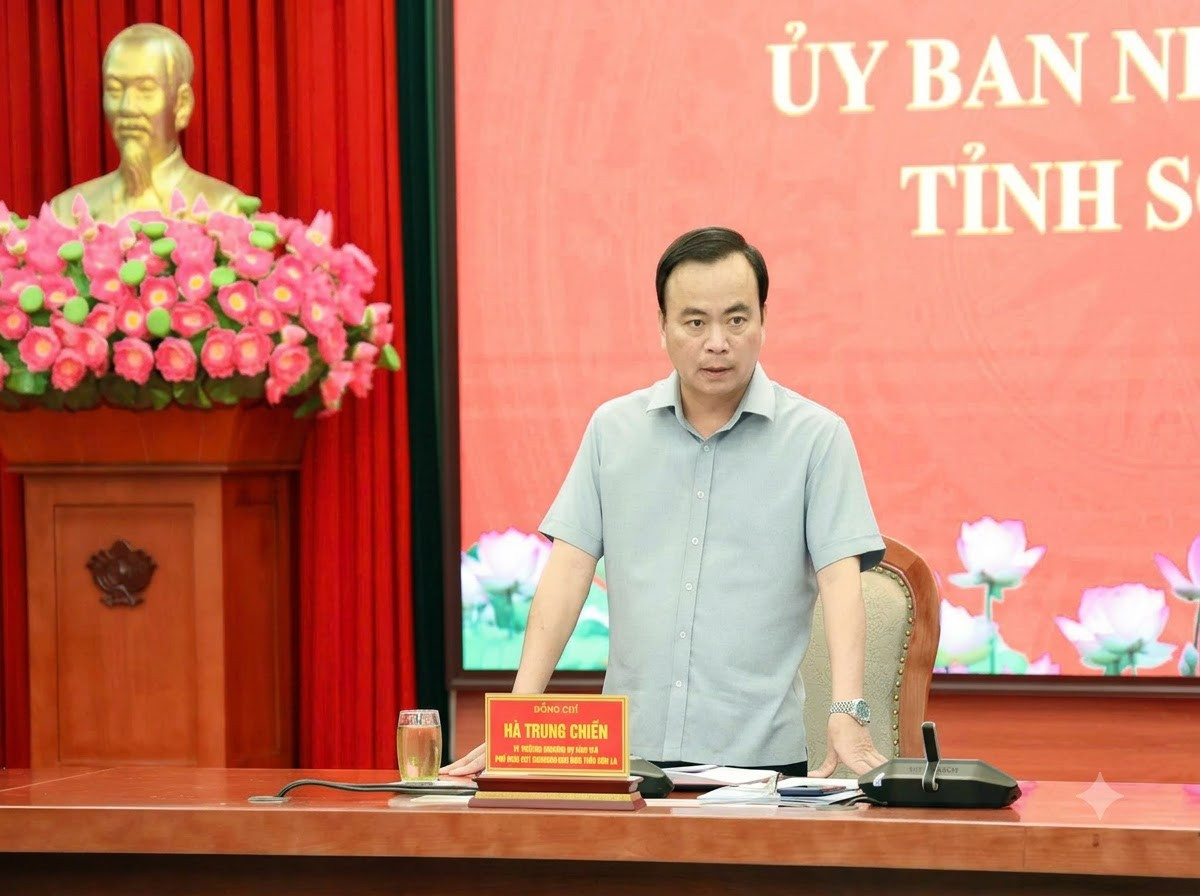 Ông Hà Trung Chiến, Ủy viên Ban Thường vụ Tỉnh ủy, Phó Chủ tịch Thường trực UBND tỉnh Sơn La, chủ trì hội nghị giao ban 9 tháng khối văn hóa - xã hộ