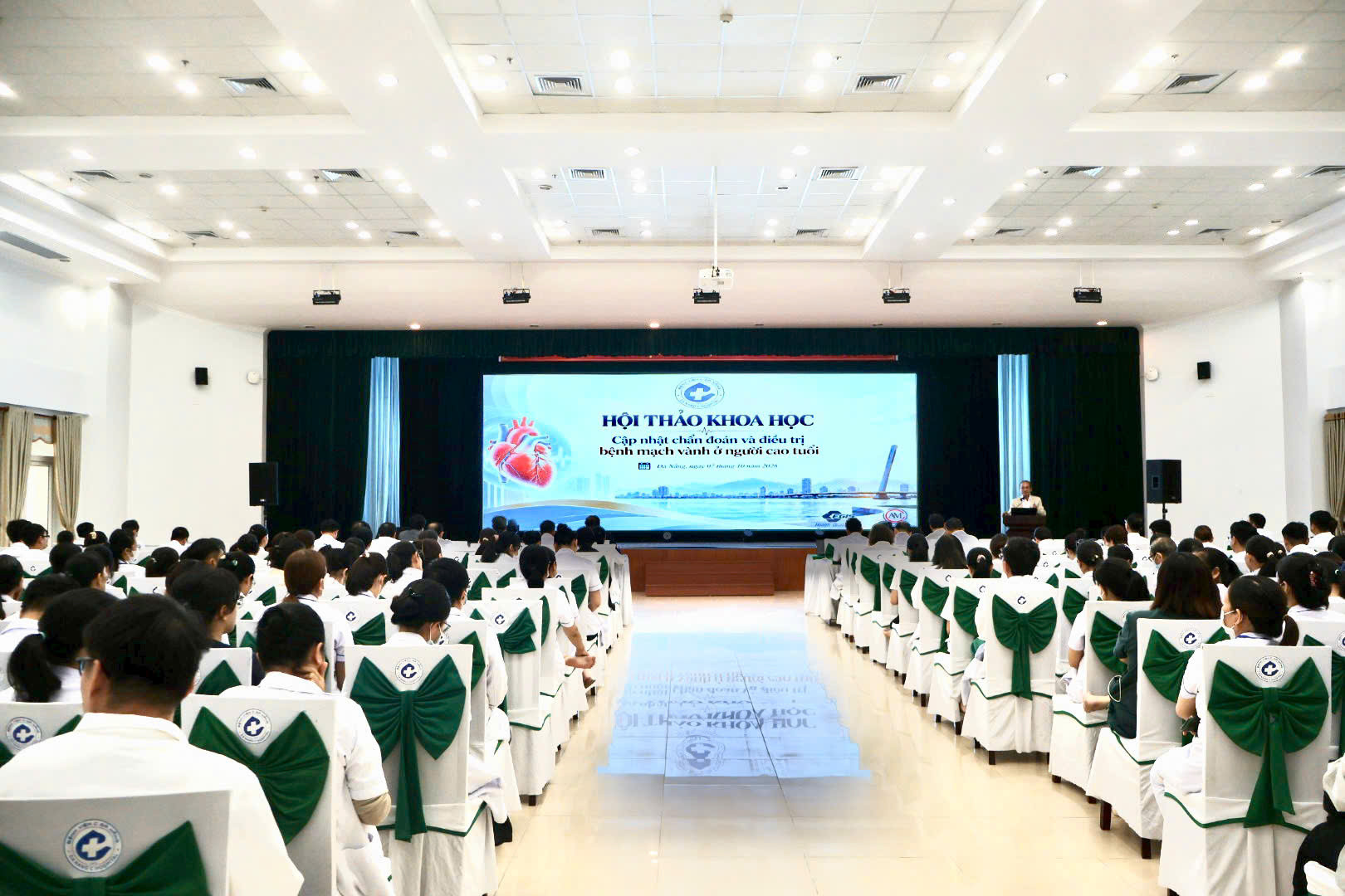 Quang cảnh hội thảo khoa học “Cập nhật chẩn đoán và điều trị bệnh mạch vành ở người cao tuổi” tại Bệnh viện C Đà Nẵng.