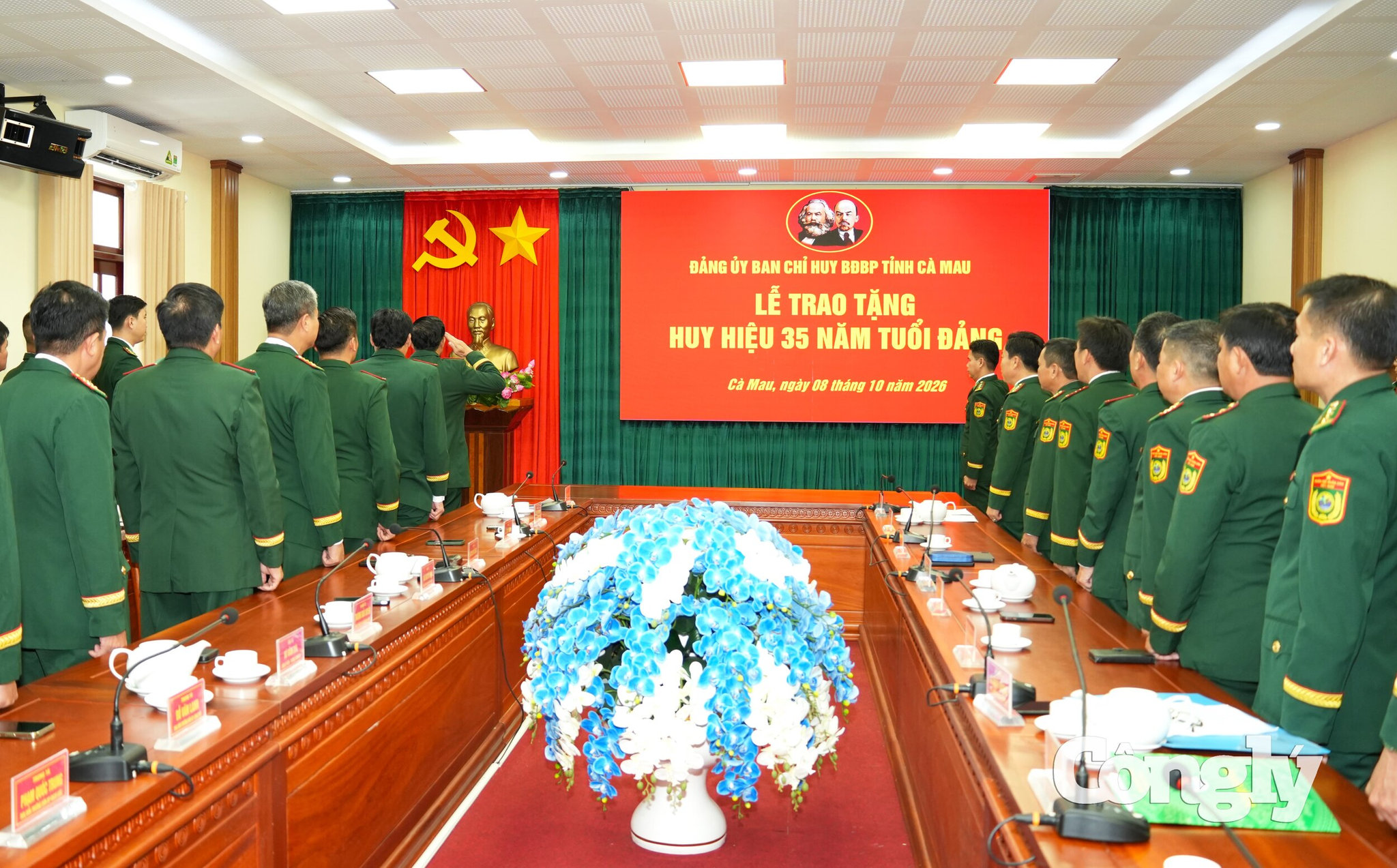 Buổi lễ trao huy hiệu 35 tuổi đảng cho đảng viên được tổ chức trang nghiêm