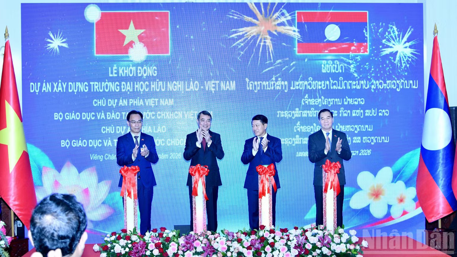 Thủ tướng Lê Minh Hưng và Thủ tướng Saleumxay Kommasith thực hiện nghi thức khởi động Dự án xây dựng Trường đại học Hữu nghị Lào-Việt Nam. (Ảnh: THANH GIANG) ndo_br_dai-hoc-6651.jpg