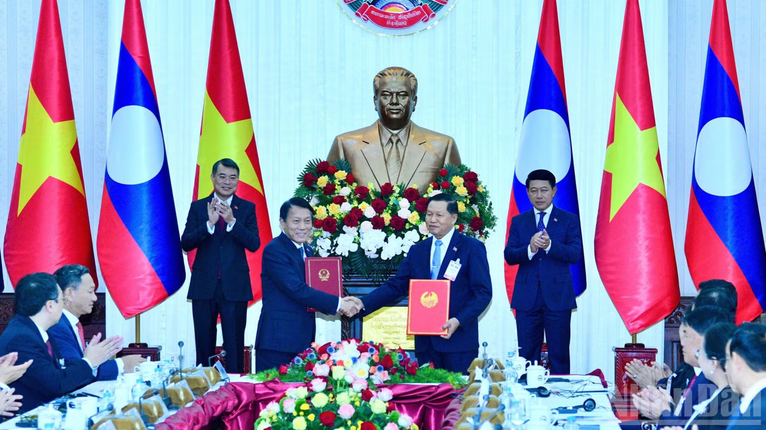 Thủ tướng Lê Minh Hưng và Thủ tướng Saleumxay Kommasith chứng kiến lễ trao văn kiện hợp tác giữa các bộ, ngành hai nước. (Ảnh: THANH GIANG) ndo_br_van-kien-4489.jpg