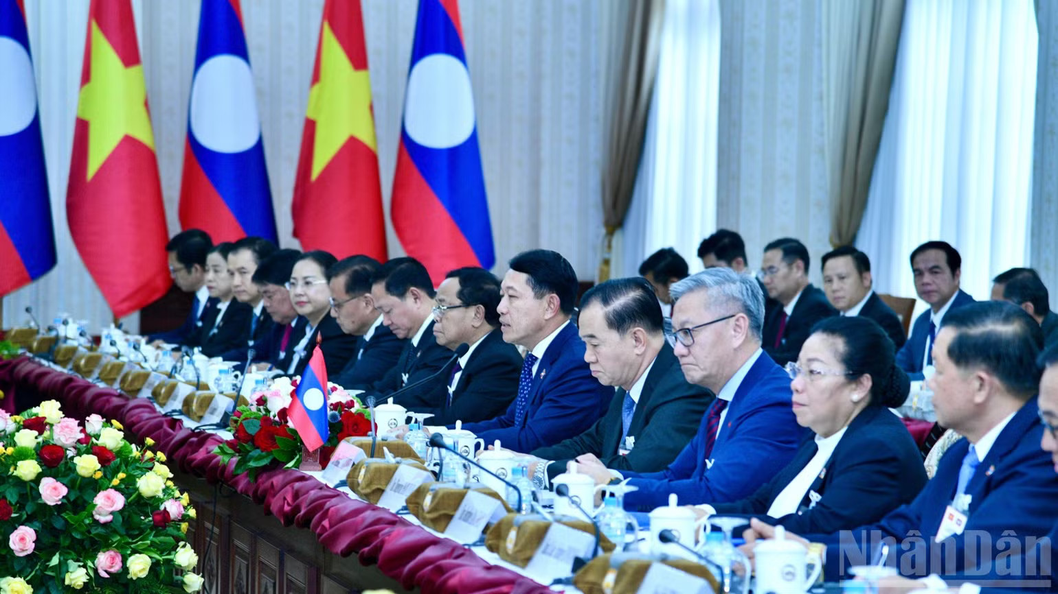 Thủ tướng Saleumxay Kommasith và lãnh đạo các ban, bộ, ngành Lào tham dự hội đàm. (Ảnh: THANH GIANG) ndo_br_a11-491.jpg