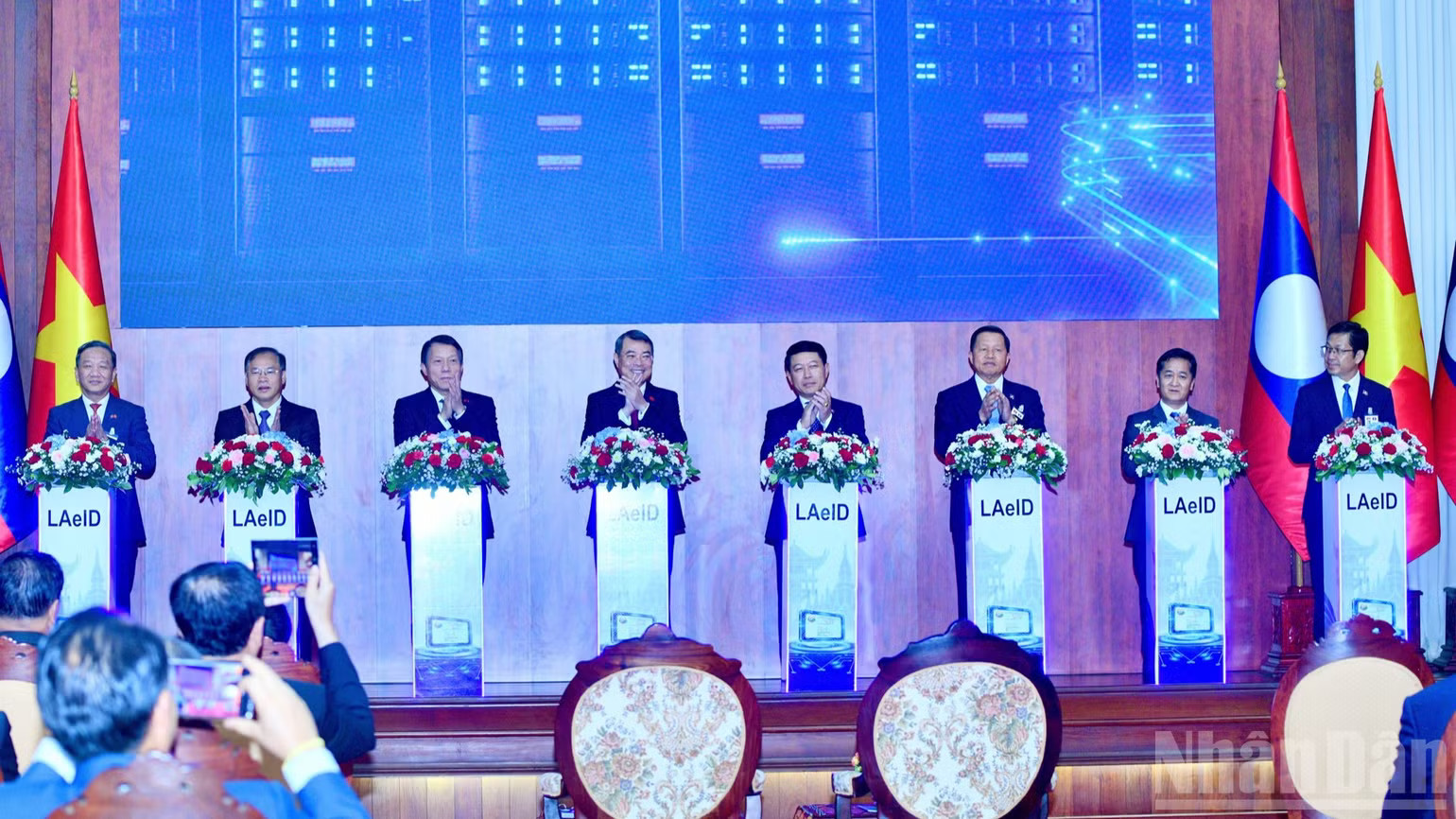 Thủ tướng Lê Minh Hưng và Thủ tướng Saleumxay Kommasith thực hiện nghi thức bàn giao Trung tâm Dữ liệu và Căn cước công dân cho phía Lào. (Ảnh: THANH GIANG) ndo_br_laeid-5050.jpg