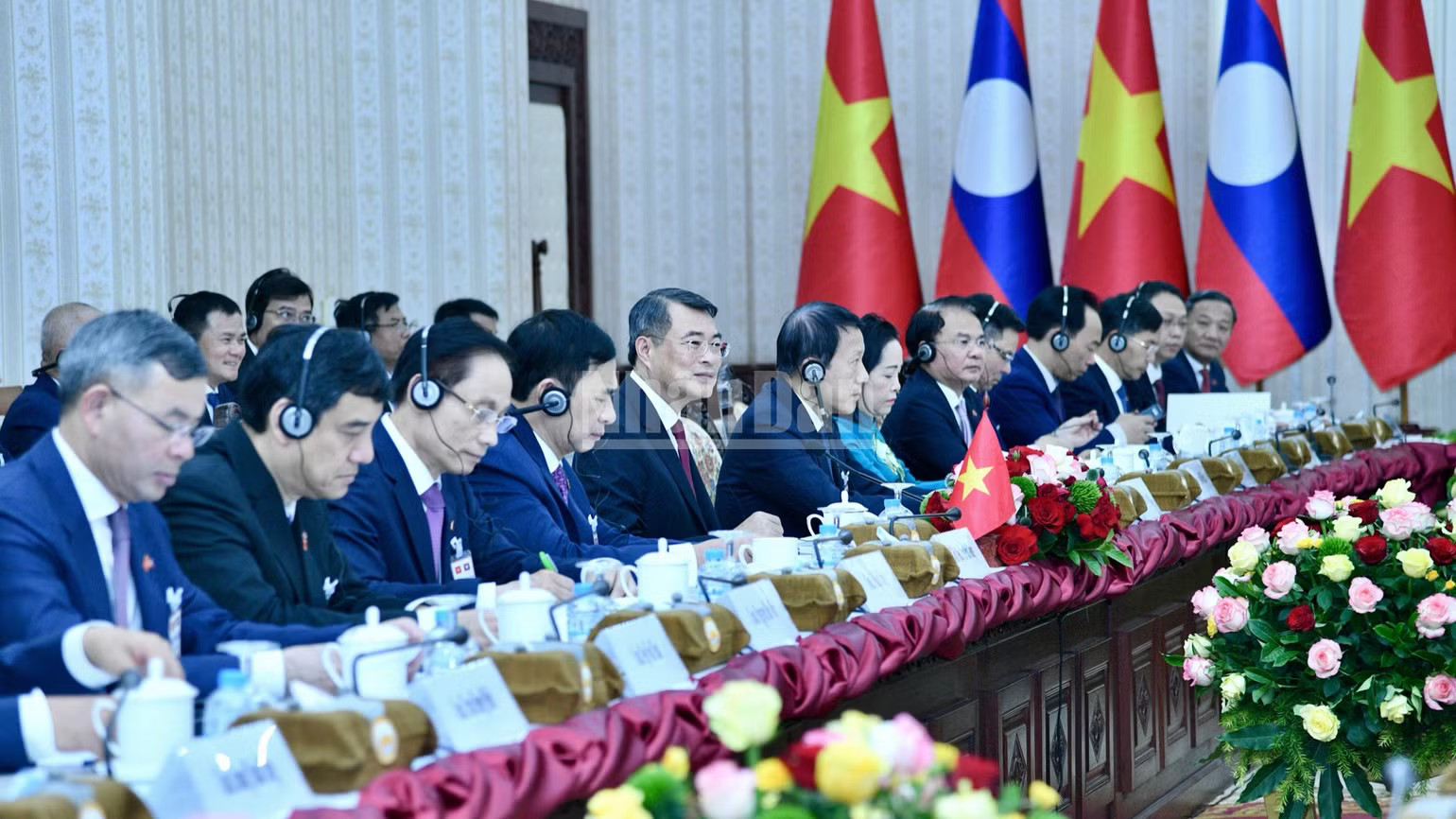 Thủ tướng Lê Minh Hưng và lãnh đạo các ban, bộ, ngành Việt Nam tham dự hội đàm. (Ảnh: THANH GIANG) ndo_c_a10-6822.jpg
