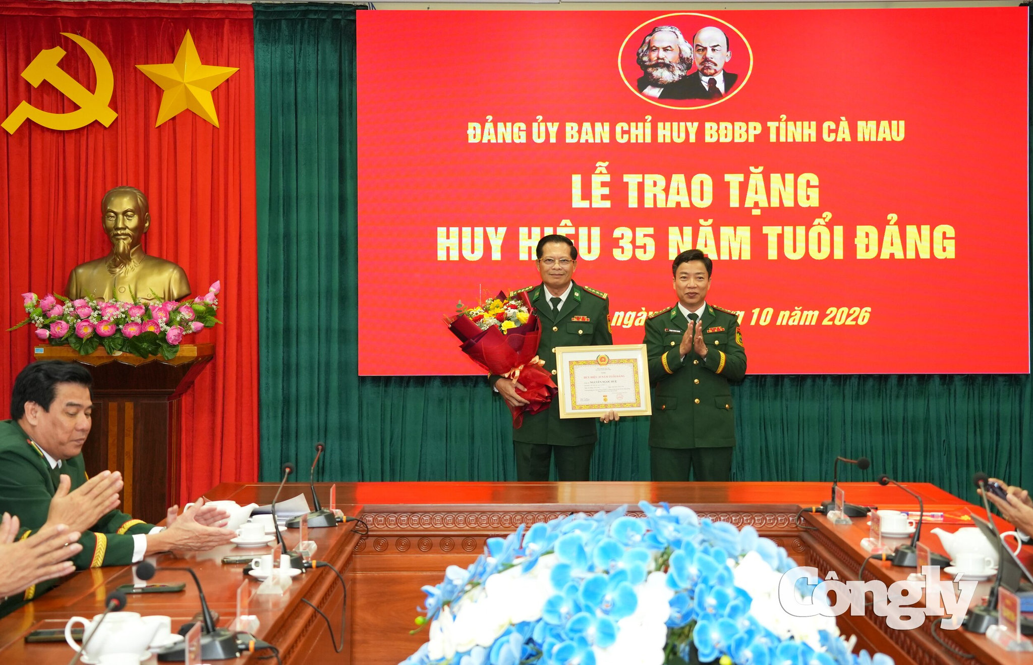Đại tá Phạm Minh Giang, Tỉnh ủy viên, Bí thư Đảng ủy – Chính ủy BĐBP tỉnh Cà Mau trao Huy hiệu 35 tuổi đảng cho Đại tá Nguyễn Ngọc Huệ, nguyên Bí Thư Đảng ủy – Chính ủy BĐBP tỉnh Bạc Liêu (cũ).