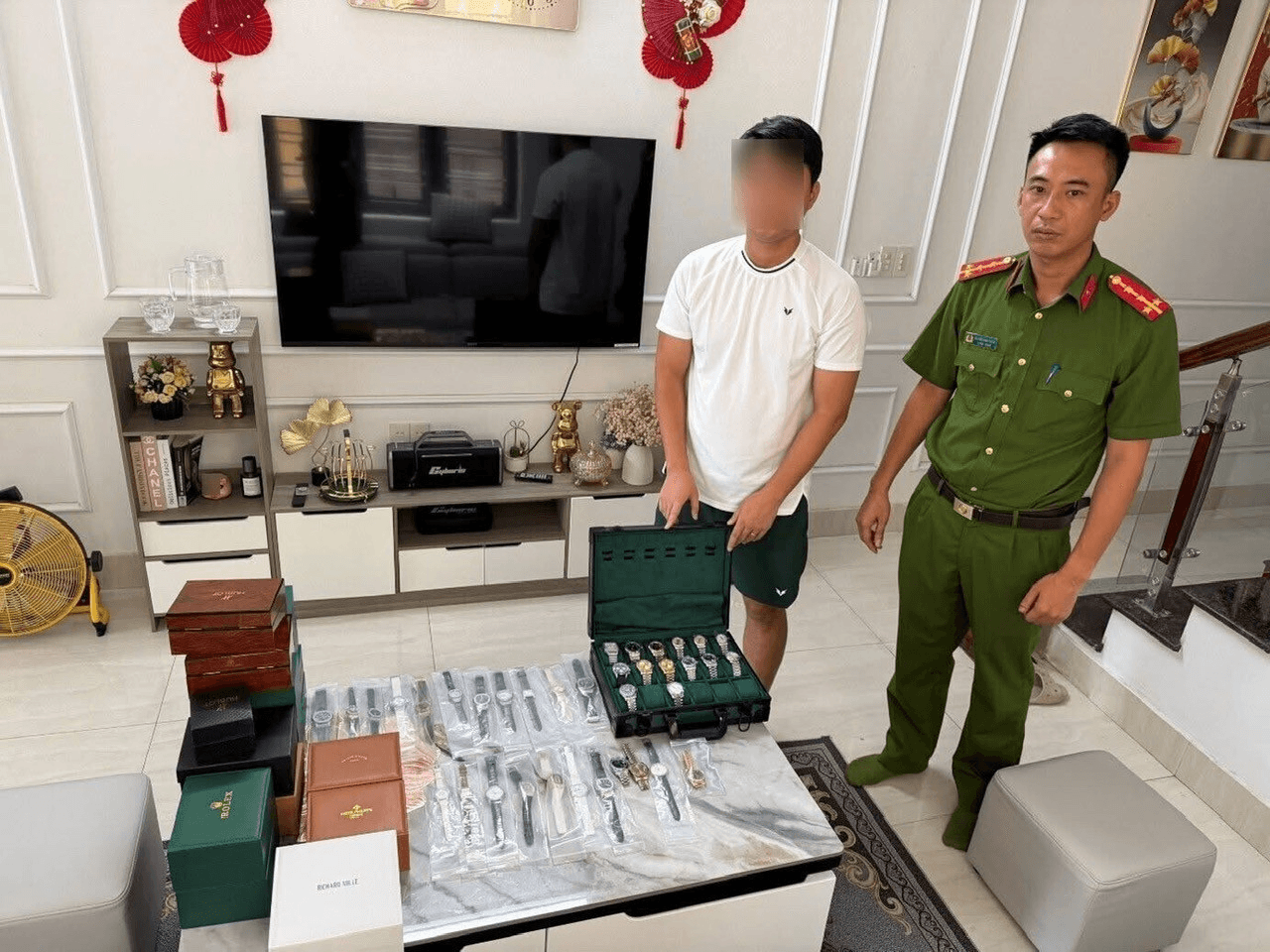 Phòng Cảnh sát kinh tế phát hiện đối tượng buôn bán đồng hồ giả mạo các loại