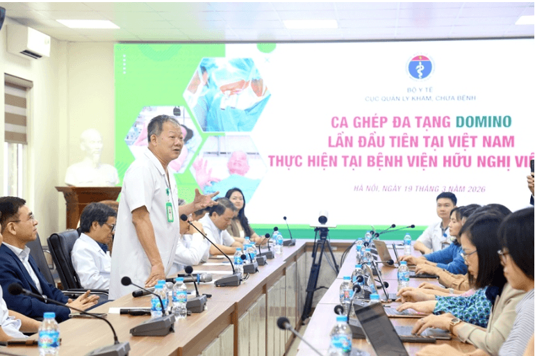 PGS.TS.BS Dương Đức Hùng cùng các thành viên ê-kíp trong một ca phẫu thuật tại Bệnh viện Hữu nghị Việt Đức.