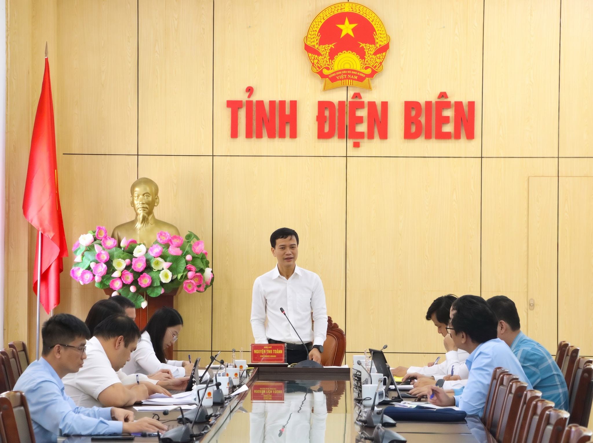 Phó Bí thư Tỉnh ủy Nguyễn Văn Thắng phát biểu kết luận cuộc họp.