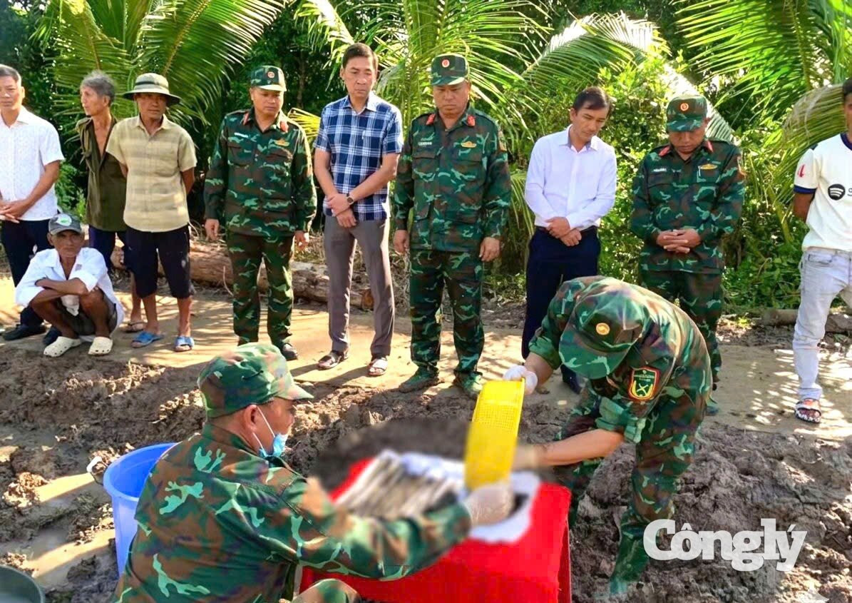 Sau hơn 1 ngày khẩn trương đào tìm, lực lượng chức năng phát hiện 1 hài cốt liệt sĩ nằm ở độ sâu khoảng 1,5m.
