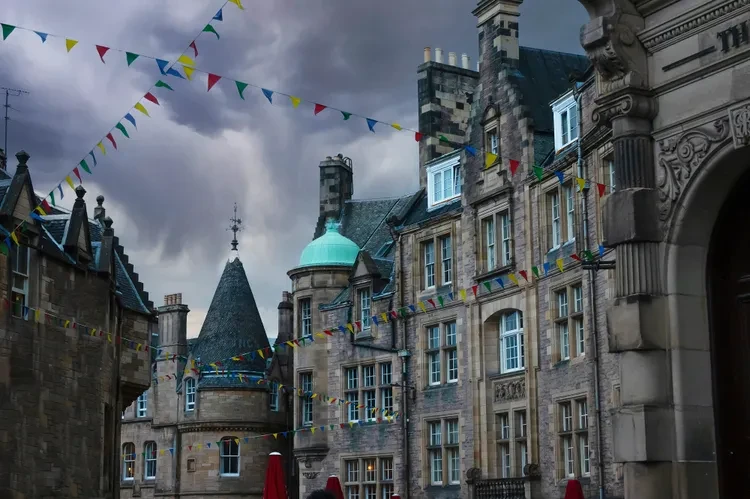 tal-old-town-edinburgh-scotland-hauntedcities0926-ecdae6a8c5c34b898a0712d93e212e69.webp