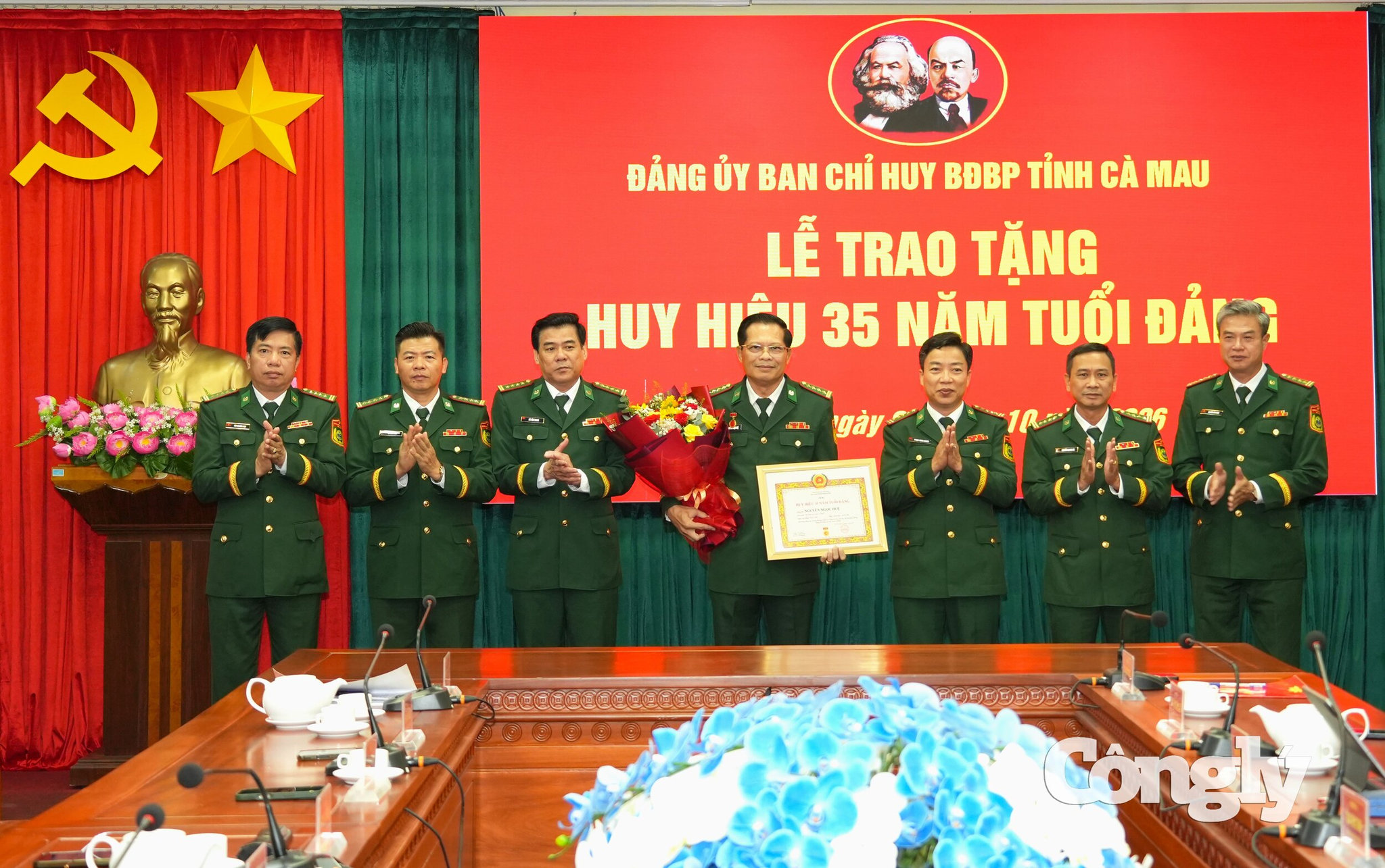 Thủ trưởng Ban Chỉ huy BĐBP tỉnh chúc mừng Đại tá Nguyễn Ngọc Huệ nhận Huy hiệu 35 tuổi đảng.