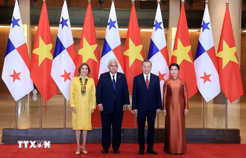 Tổng Bí thư, Chủ tịch nước Tô Lâm và Phu nhân cùng Tổng thống Cộng hòa Panama José Raúl Mulino và Phu nhân chụp ảnh chung. (Ảnh: Tuấn Anh/TTXVN.)