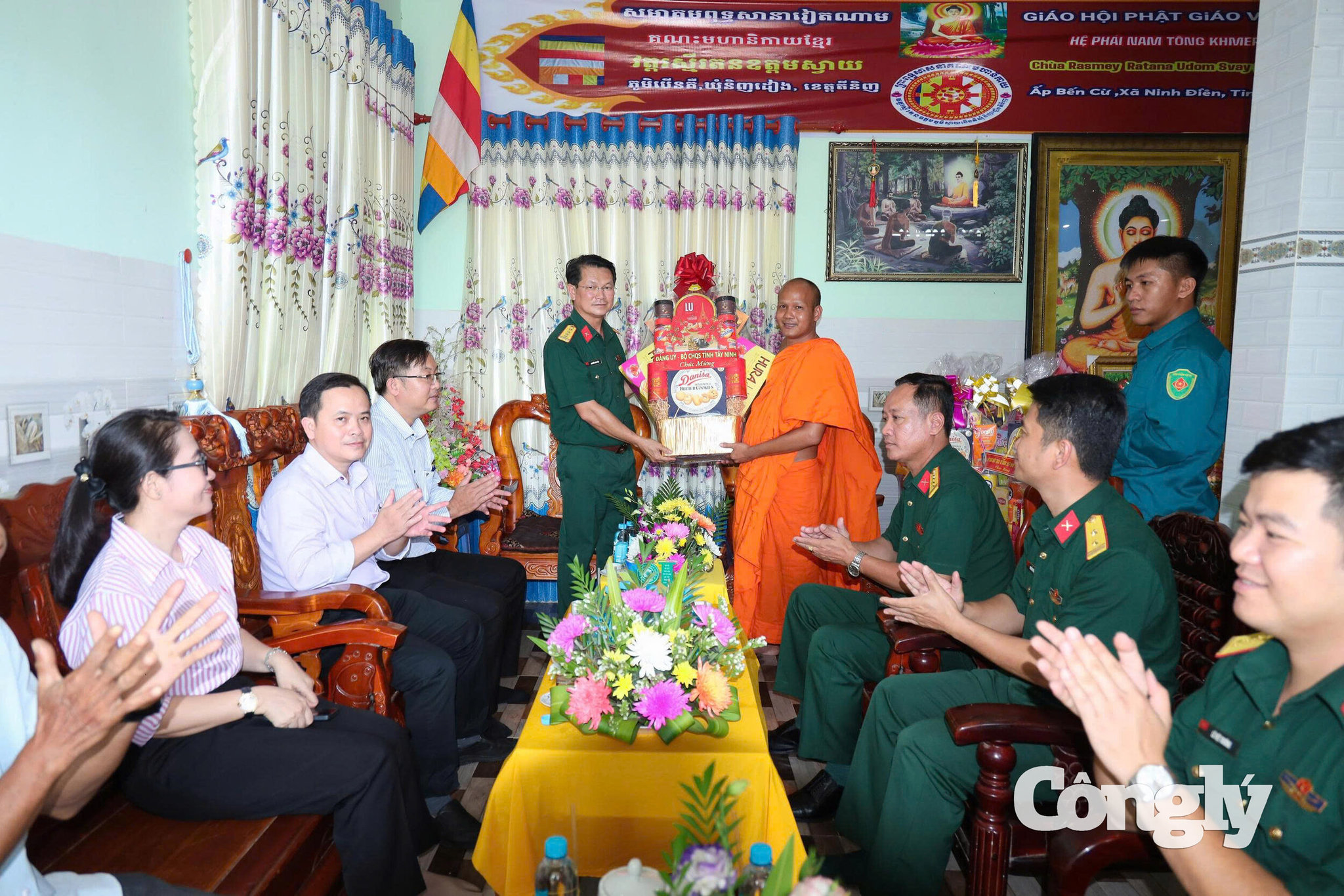 Bộ CHQS tỉnh Tây Ninh thăm, chúc mừng lễ Sen Dolta của đồng bào Khmer.