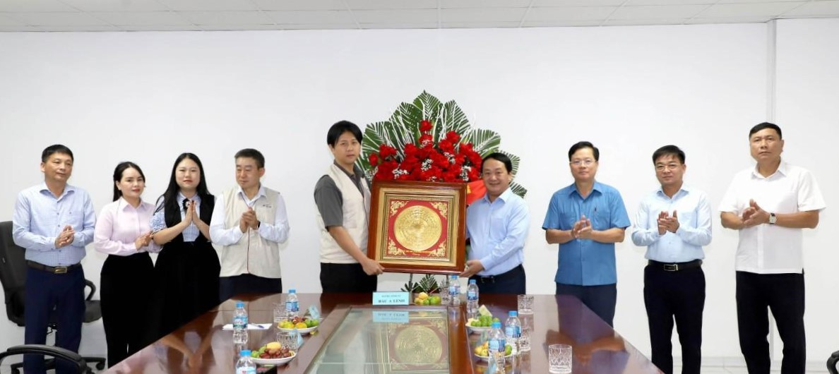 Bí thư Tỉnh ủy Hầu A Lềnh tặng lẵng hoa chúc mừng Công ty TNHH FOS (Future of Sound Vina) nhân Ngày Doanh nhân Việt Nam.