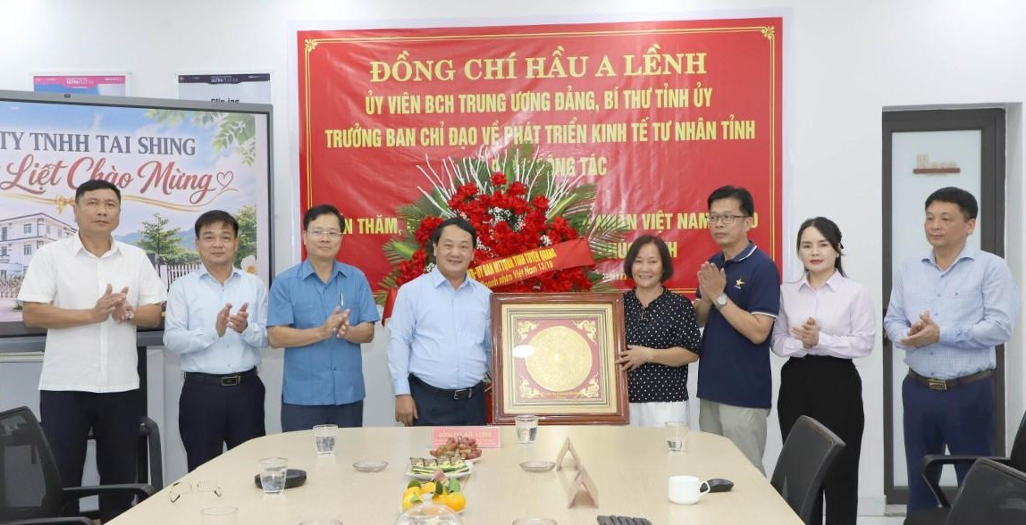 Bí thư Tỉnh ủy Hầu A Lềnh tăng lẵng hoa chúc mừng Công ty TNHH Giày da Phúc Sinh nhân Ngày Doanh nhân Việt Nam.