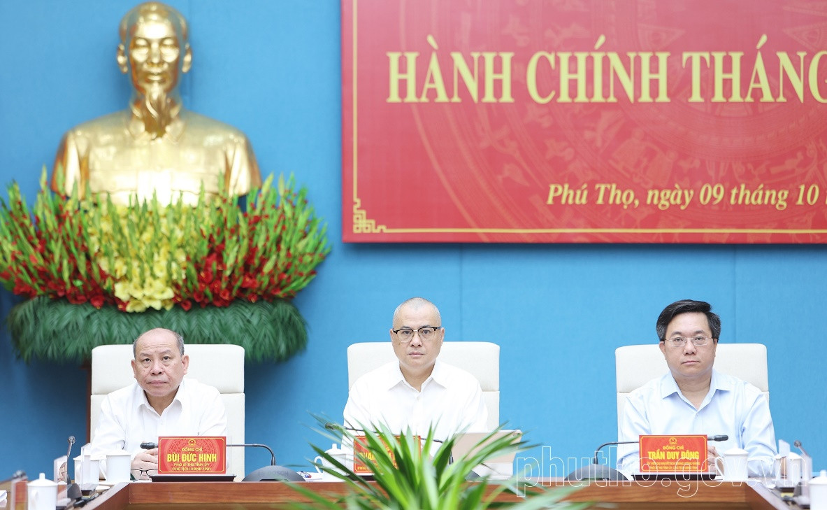 Bí thư Tỉnh ủy Phú Thọ Phạm Đại Dương, Chủ tịch UBND tỉnh Trần Duy Đông và Chủ tịch HĐND tỉnh Bùi Đức Hinh chủ trì hội nghị.