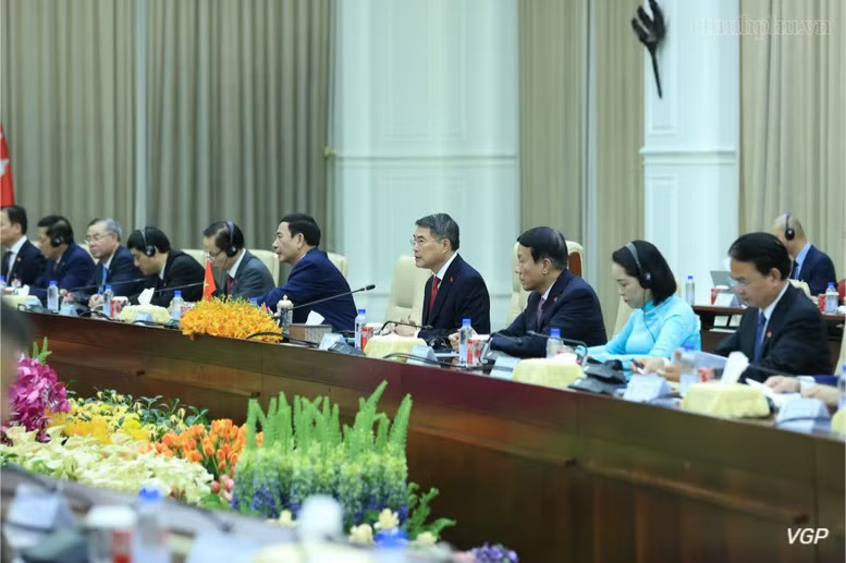 Thủ tướng Lê Minh Hưng khẳng định Việt Nam luôn coi trọng và sẽ cùng Campuchia gìn giữ, phát huy truyền thống đoàn kết, gắn bó giữa hai dân tộc. (Ảnh: chinhphu.vn/Nhật Bắc) a3.jpg