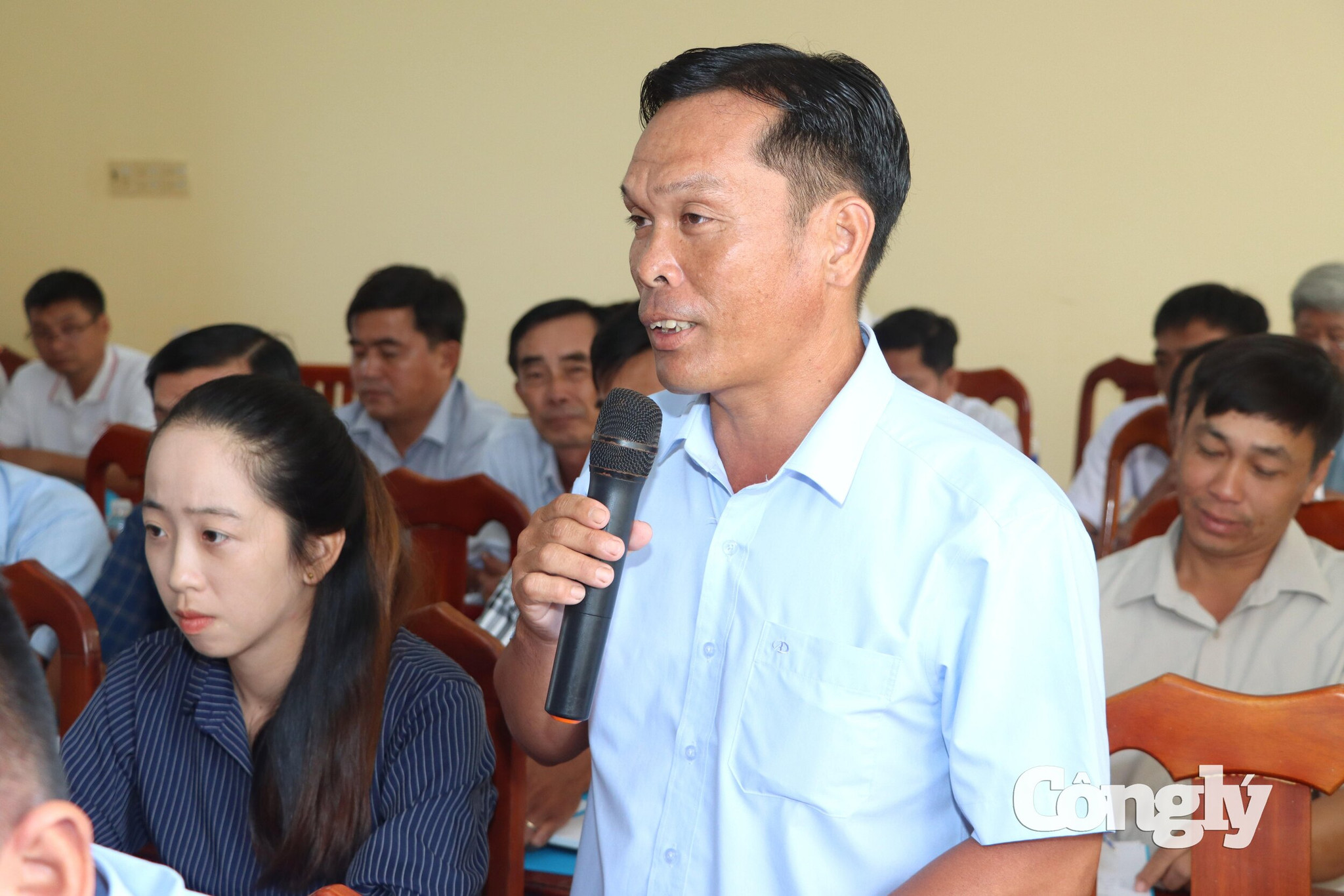 Đại diện các chi bộ trên địa bàn xã Biển Bạch đóng góp ý kiến