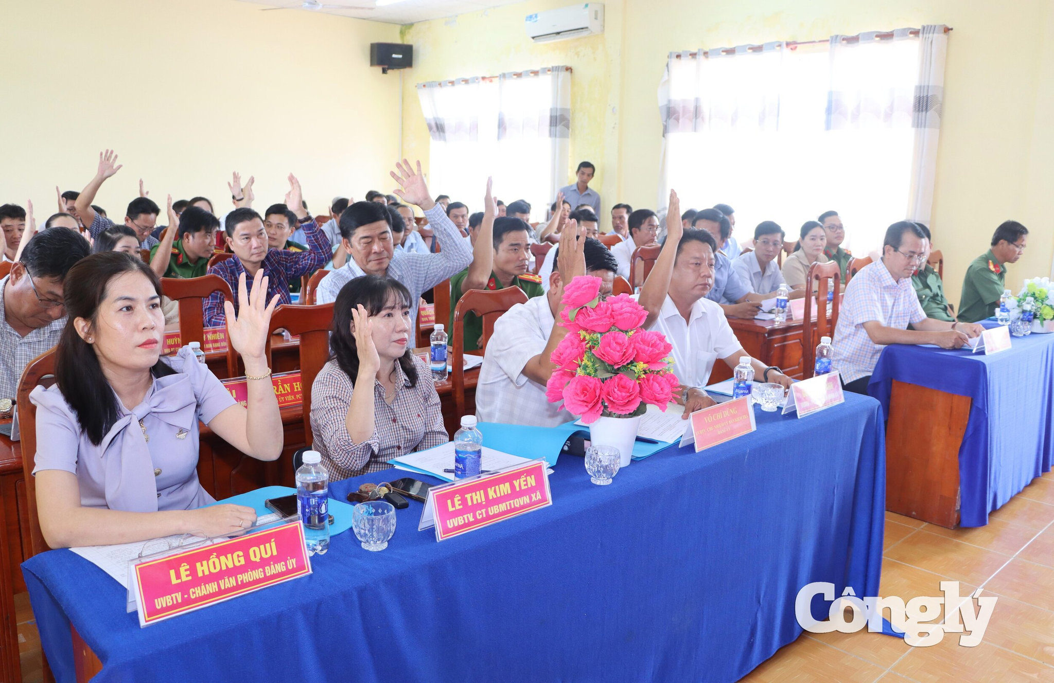 Đảng viên biểu quyết thông qua chương trình nhiệm vụ thời gian tới