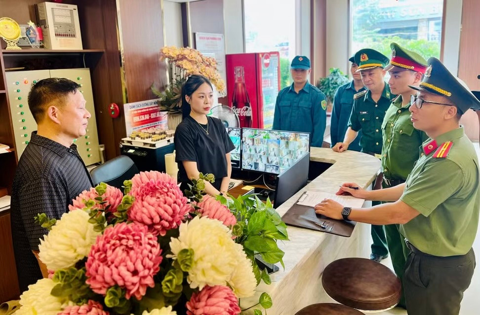 Công an phường Móng Cái 2 kiểm tra lưu trú đối với người nước ngoài tại khách sạn Phương Đông.