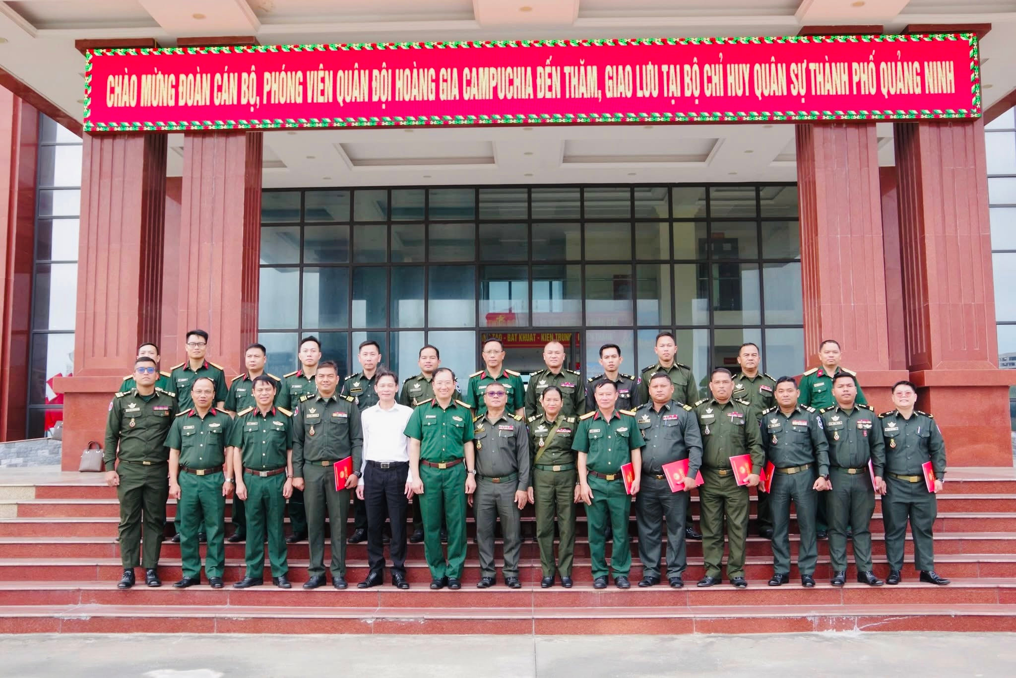 Bộ CHQS thành phố Quảng Ninh tiếp đoàn cán bộ Quân đội Hoàng gia Campuchia.