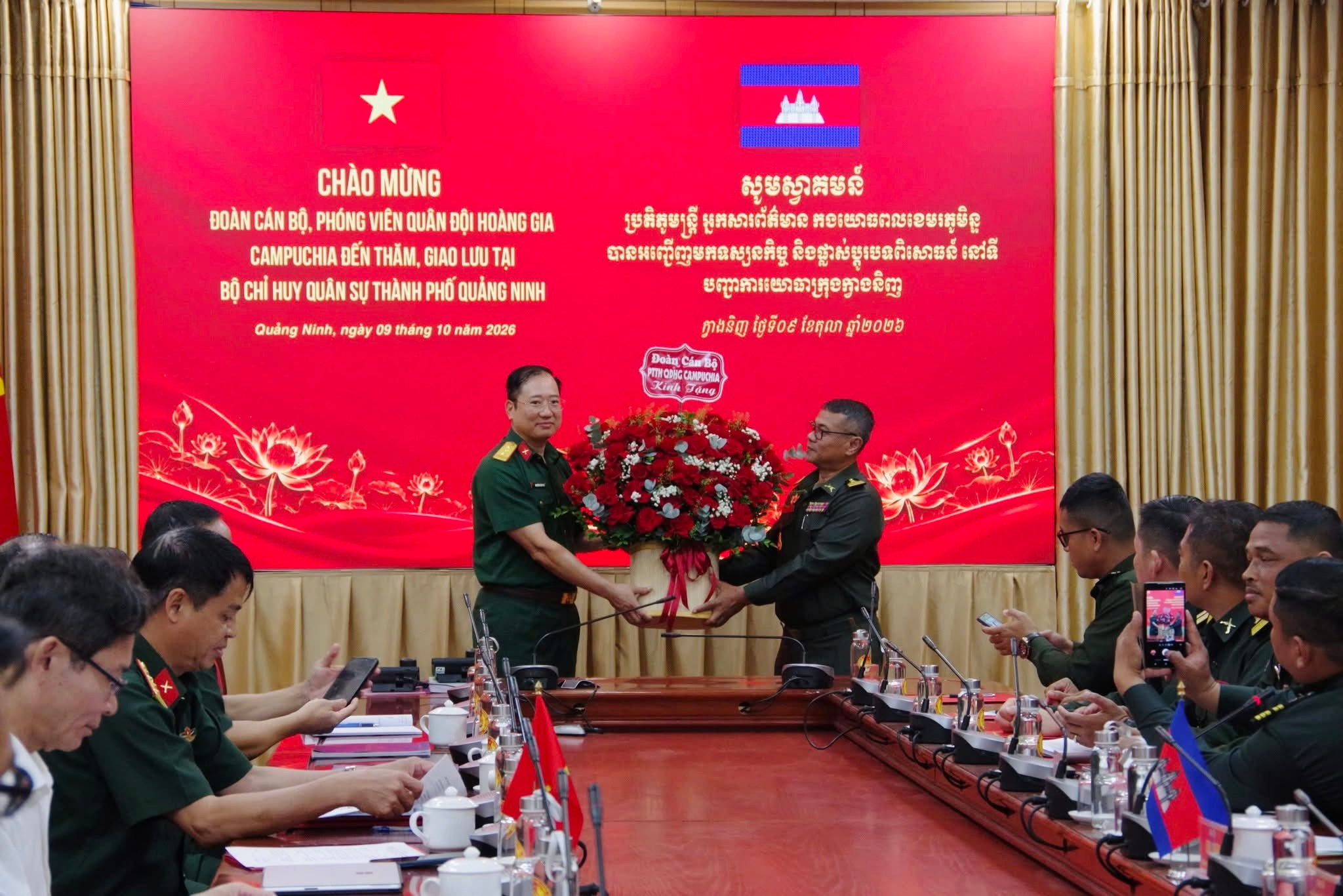 Đại diện Bộ CHQS thành phố Quảng Ninh và đoàn cán bộ Quân đội Hoàng gia Campuchia tặng quà lưu niệm.