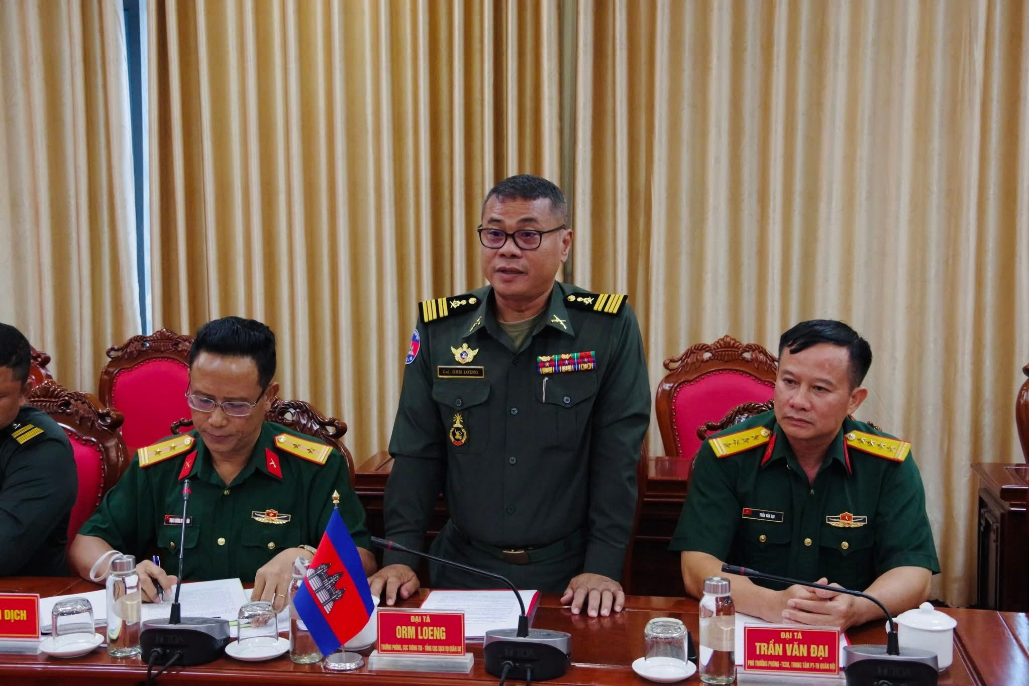 Đại tá Orm Loeng, Trưởng phòng, Cục Thông tin - Tổng cục Dịch vụ Quân sự, Quân đội Hoàng Gia Campuchia phát biểu.