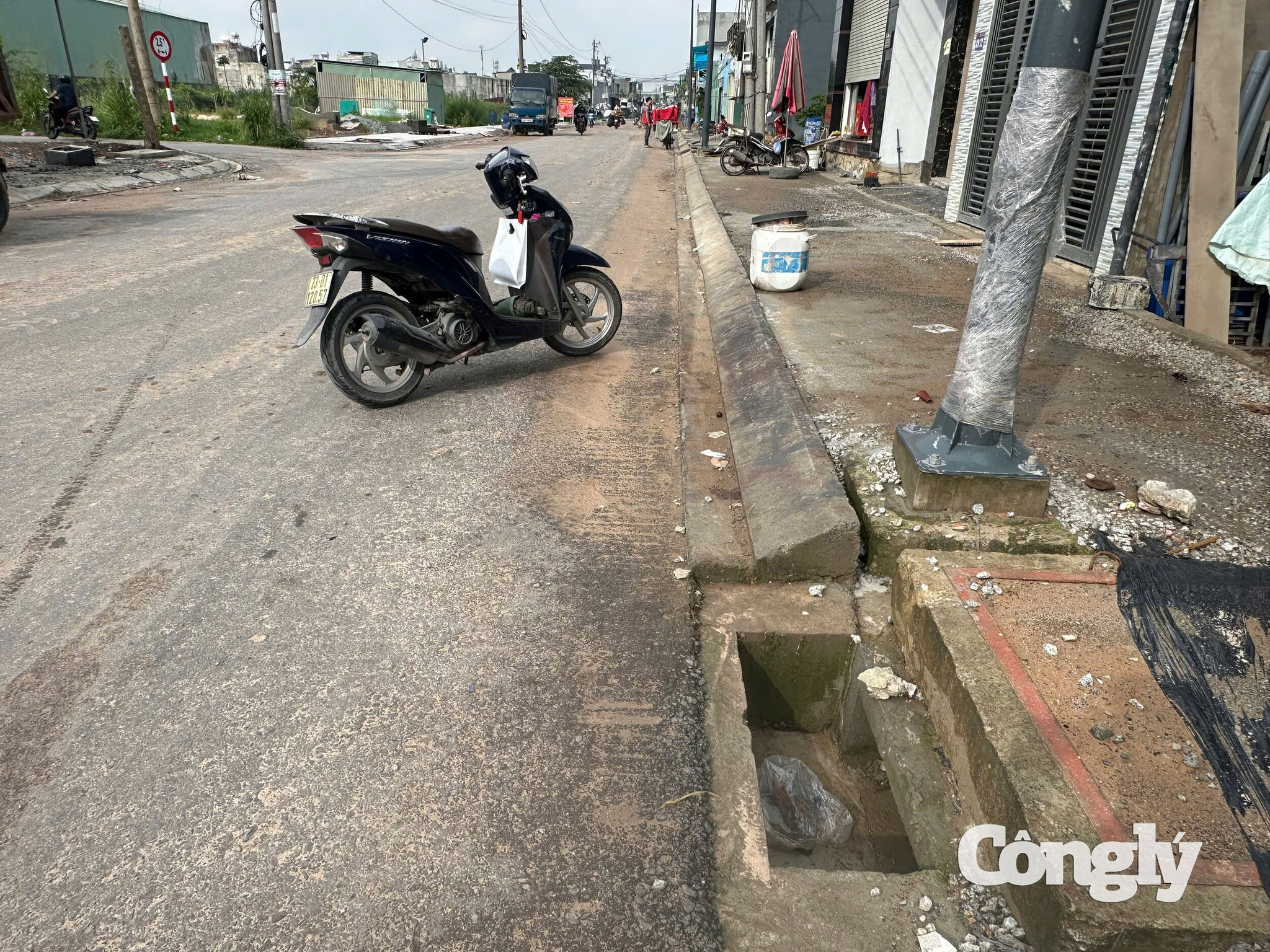mieng cong cach truong tieu hoc khoang 200m khong duoc che chan