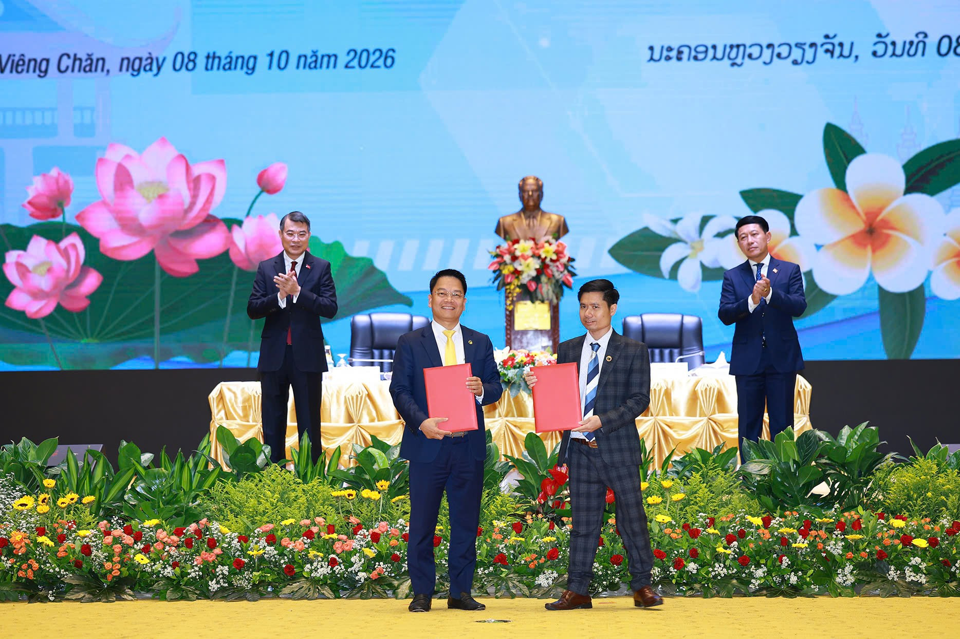 Ảnh 1_Ông Nguyễn Ngọc Nghị, Phó Tổng Giám đốc T&T Group, Chủ tịch CTCP Tập đoàn Năng lượng T&T và ông Phan Văn Sơn, Giám đốc Công ty Đầu tư và thương mại Vinacom trao biên bản ghi nhớ về hợp tác phát triển Dự án điện