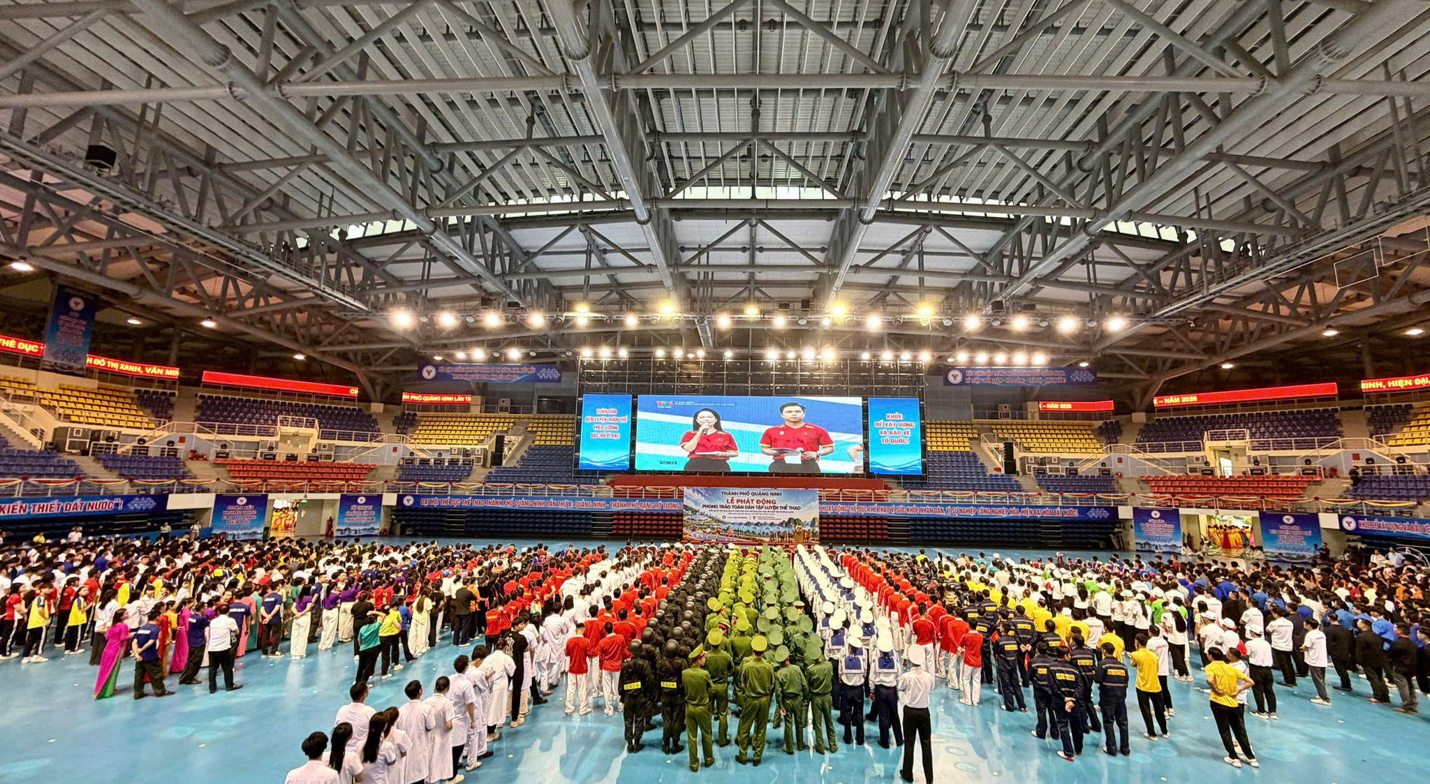 8 khai mạc