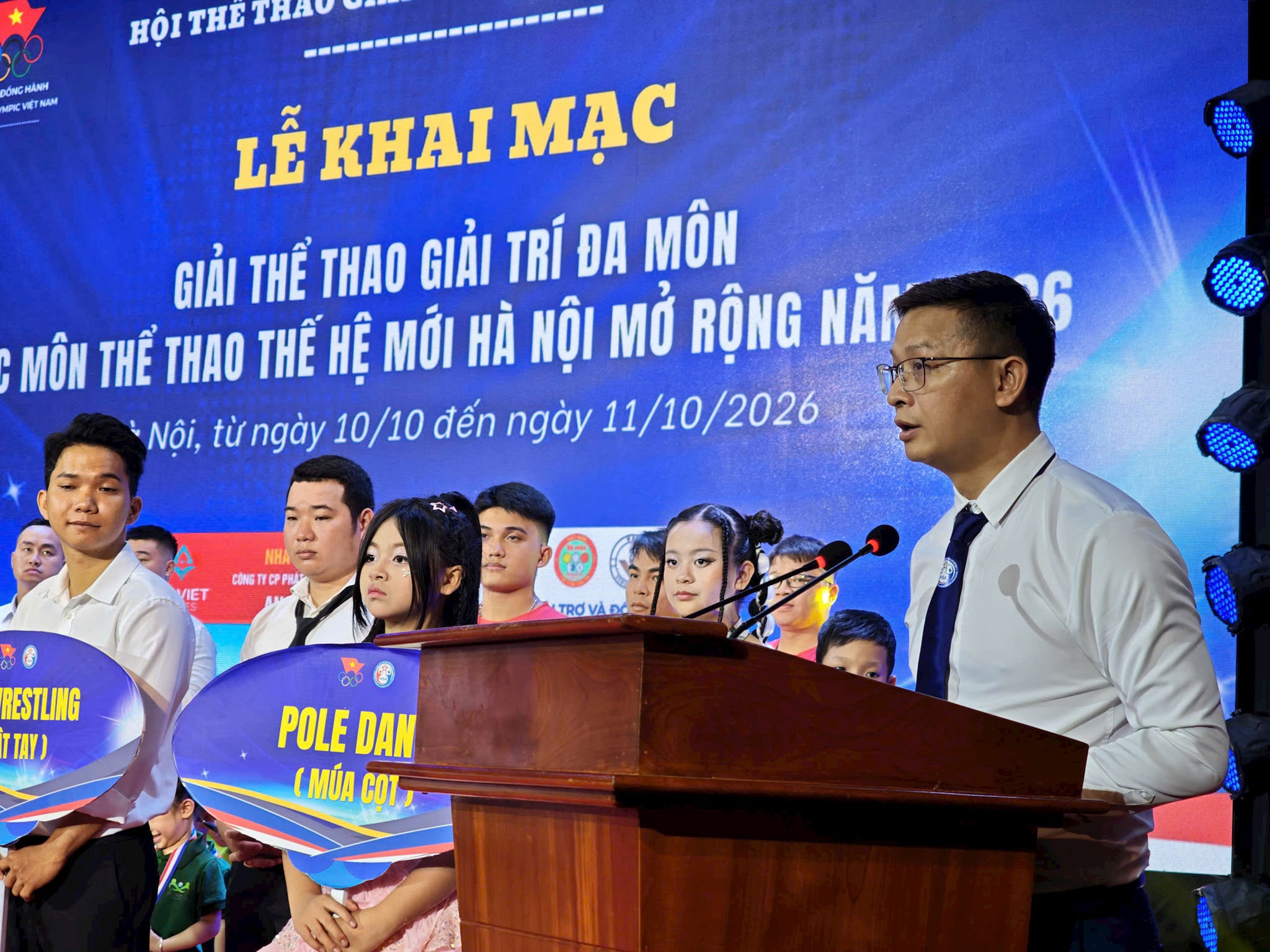  Ông Nguyễn Hữu Hùng, Phó Chủ tịch Thường trực kiêm Tổng thư ký Hội Thể thao Giải trí thành phố Hà Nội phát biểu tại Lễ khai mạc. Ảnh: Báo và Phát thanh, Truyền hình Hà Nội. 