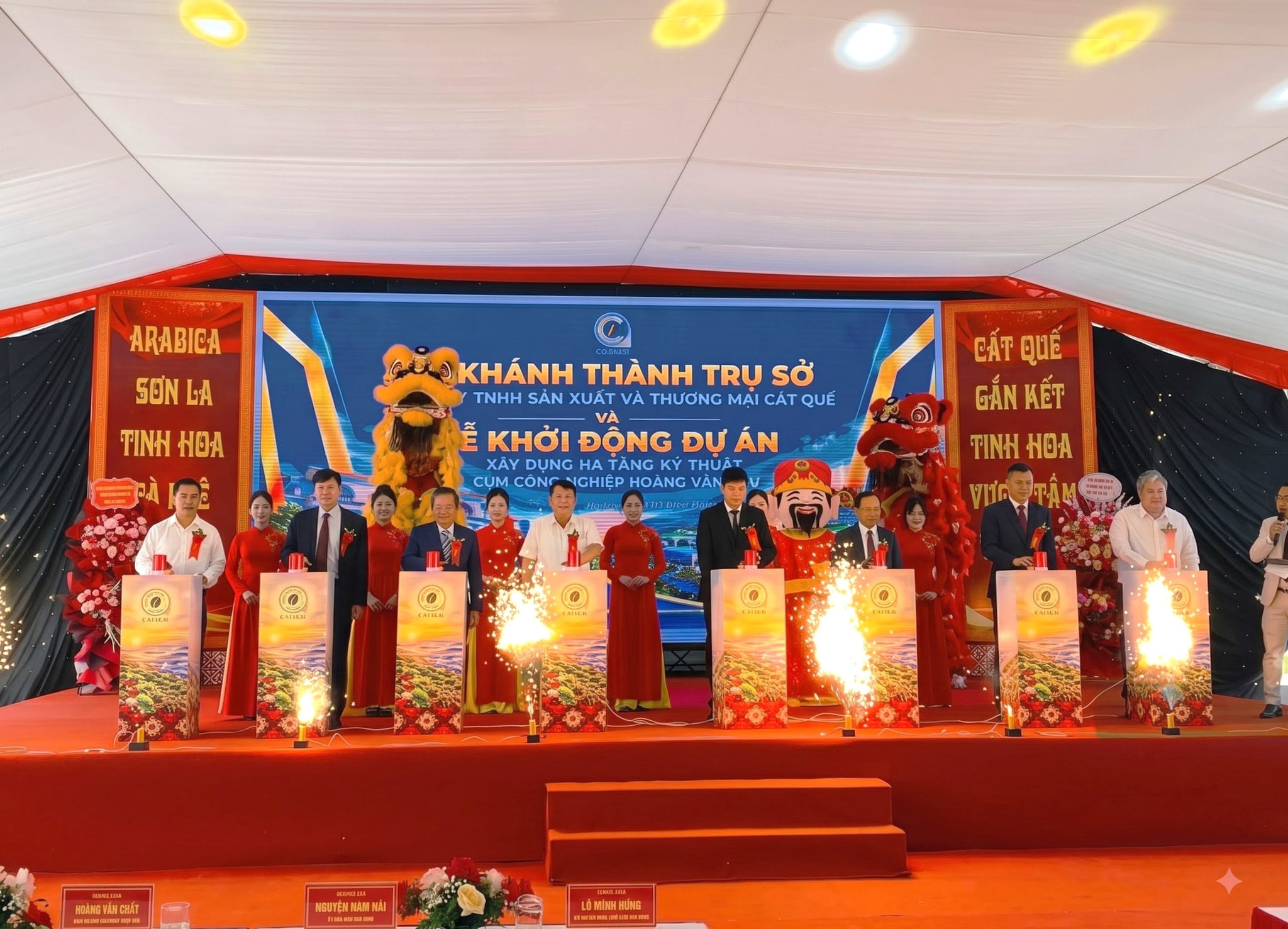 Các đại biểu cắt băng khánh thành trụ sở Công ty TNHH Sản xuất và Thương mại Cát Quế và khởi động Dự án cụm công nghiệp Hoàng Văn Thụ, phường Chiềng Cơi.