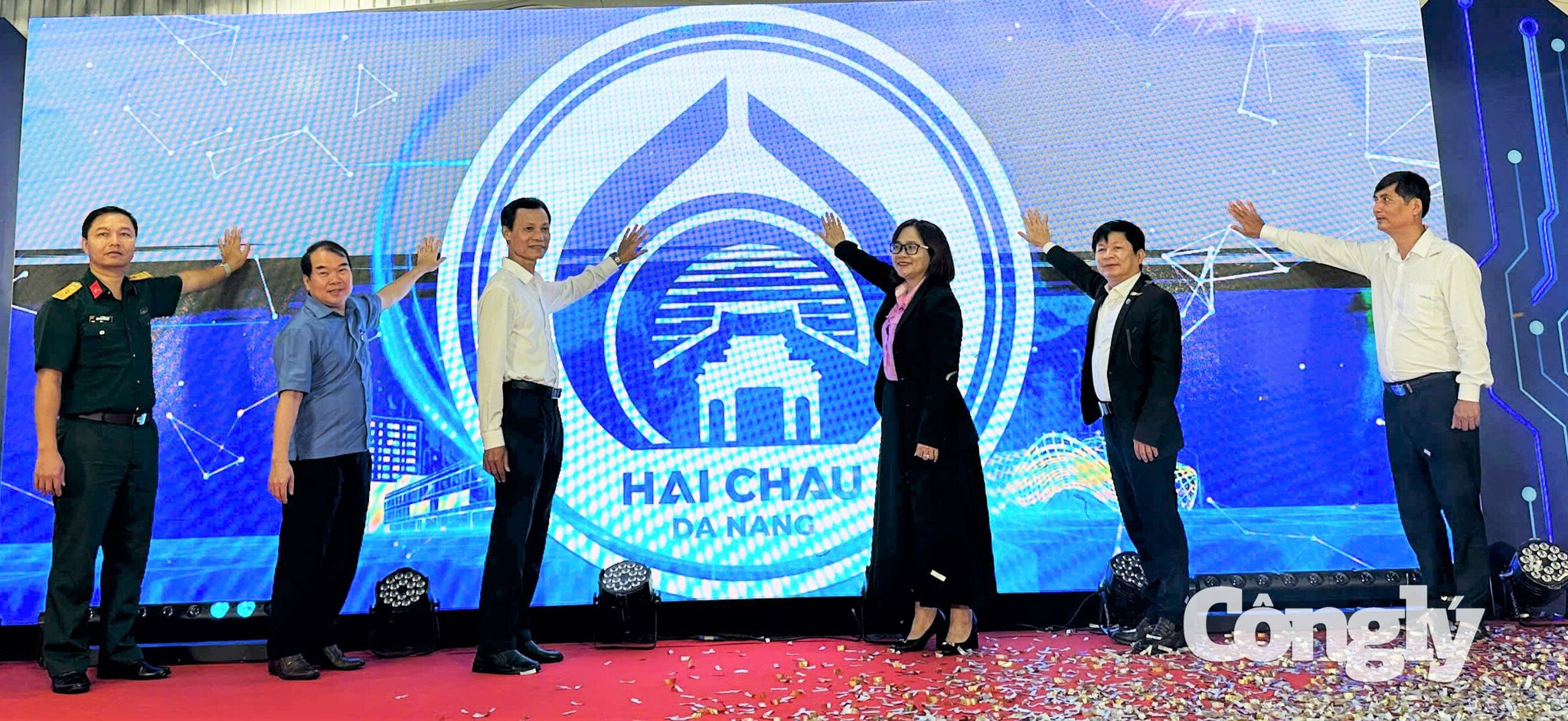 Các đại biểu thực hiện nghi thức kích hoạt chuyển đổi số, khai mạc Ngày hội Chuyển đổi số quốc gia và Ngày Công dân số Việt Nam tại phường Hải Châu.