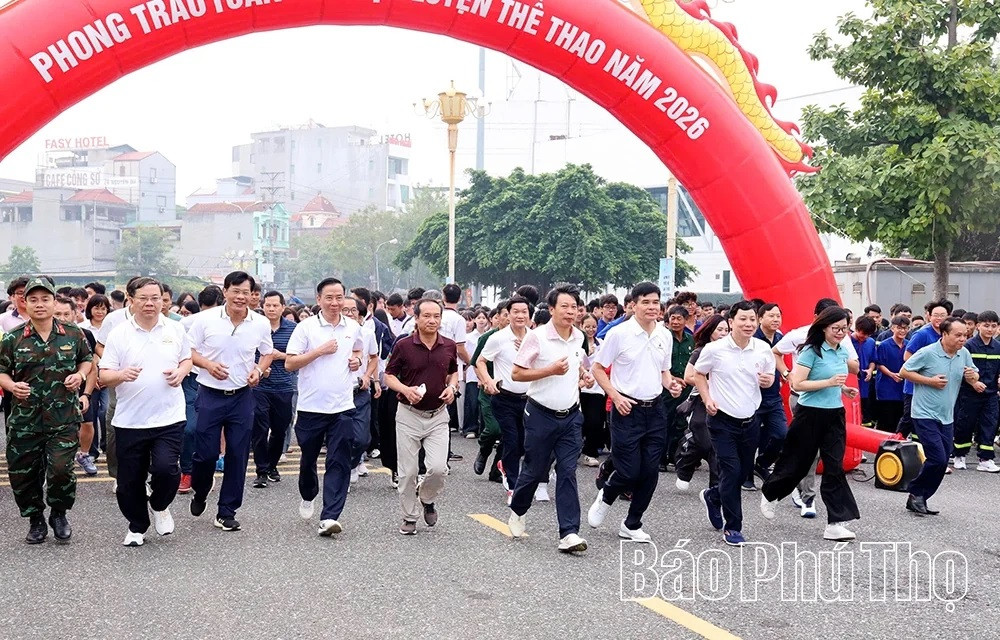 Các đồng chí lãnh đạo tỉnh, các sở, ngành và người dân tỉnh Phú Thọ tham gia chạy hưởng ứng tại lễ phát động