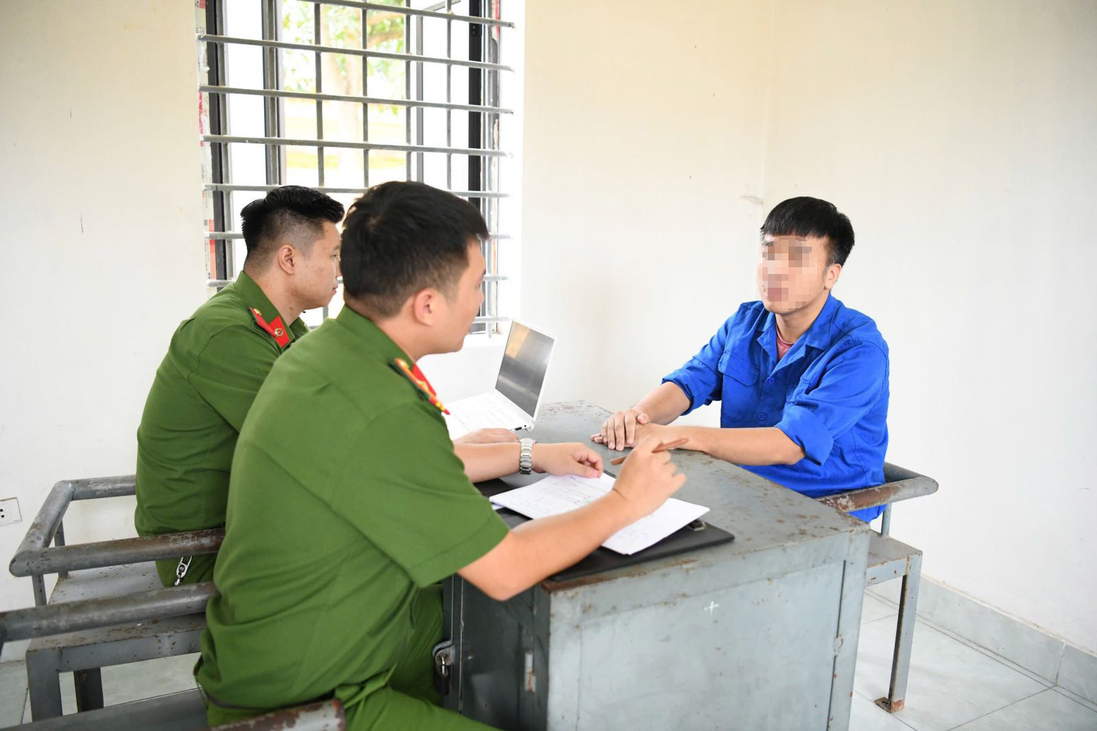Cơ quan Công an lấy lời khai bị can Vũ Tùng Linh (SN 1993, trú tại Phú Thọ)