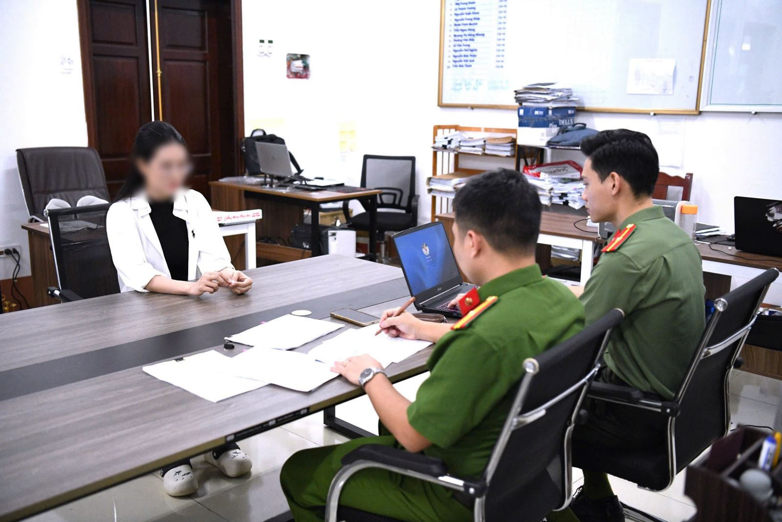 Cơ quan Công an lấy lời khai đối tượng Nguyễn Thanh Huyền (SN 1997, trú tại Hà Nội)