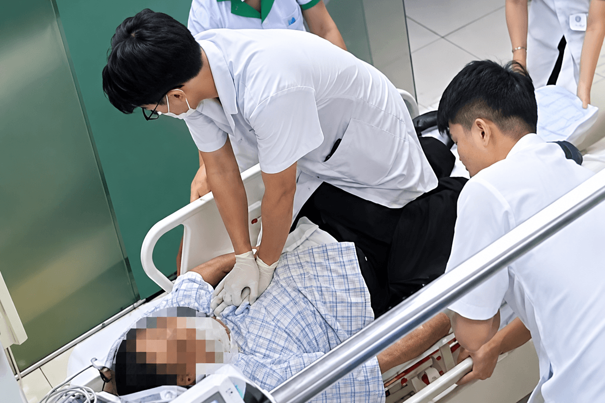 bác sĩ thực hiện ép tim bệnh nhân