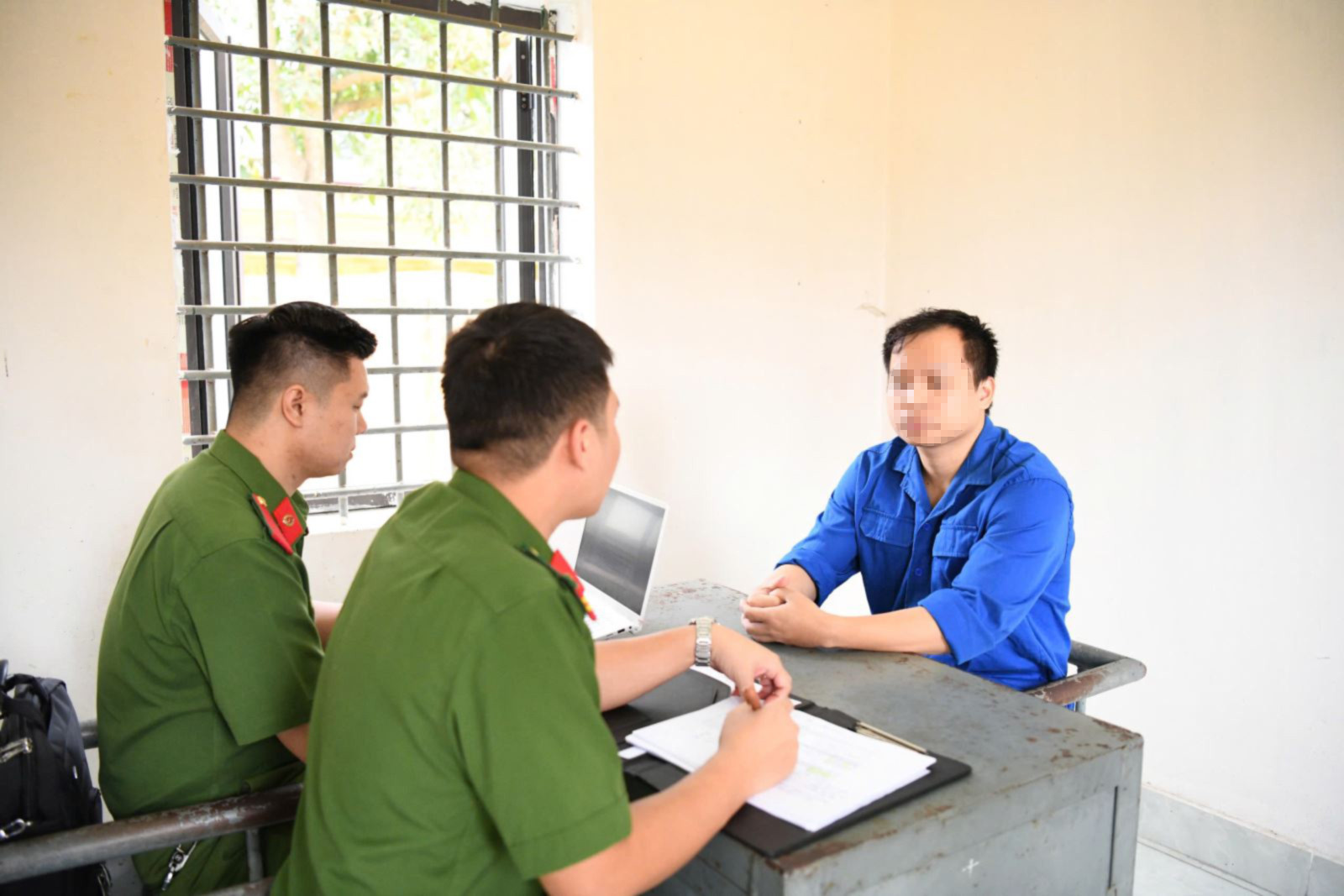 Điều tra viên lấy lời khai bị can Lê Đức Hùng (SN 1994, trú tại Thanh Hoá)