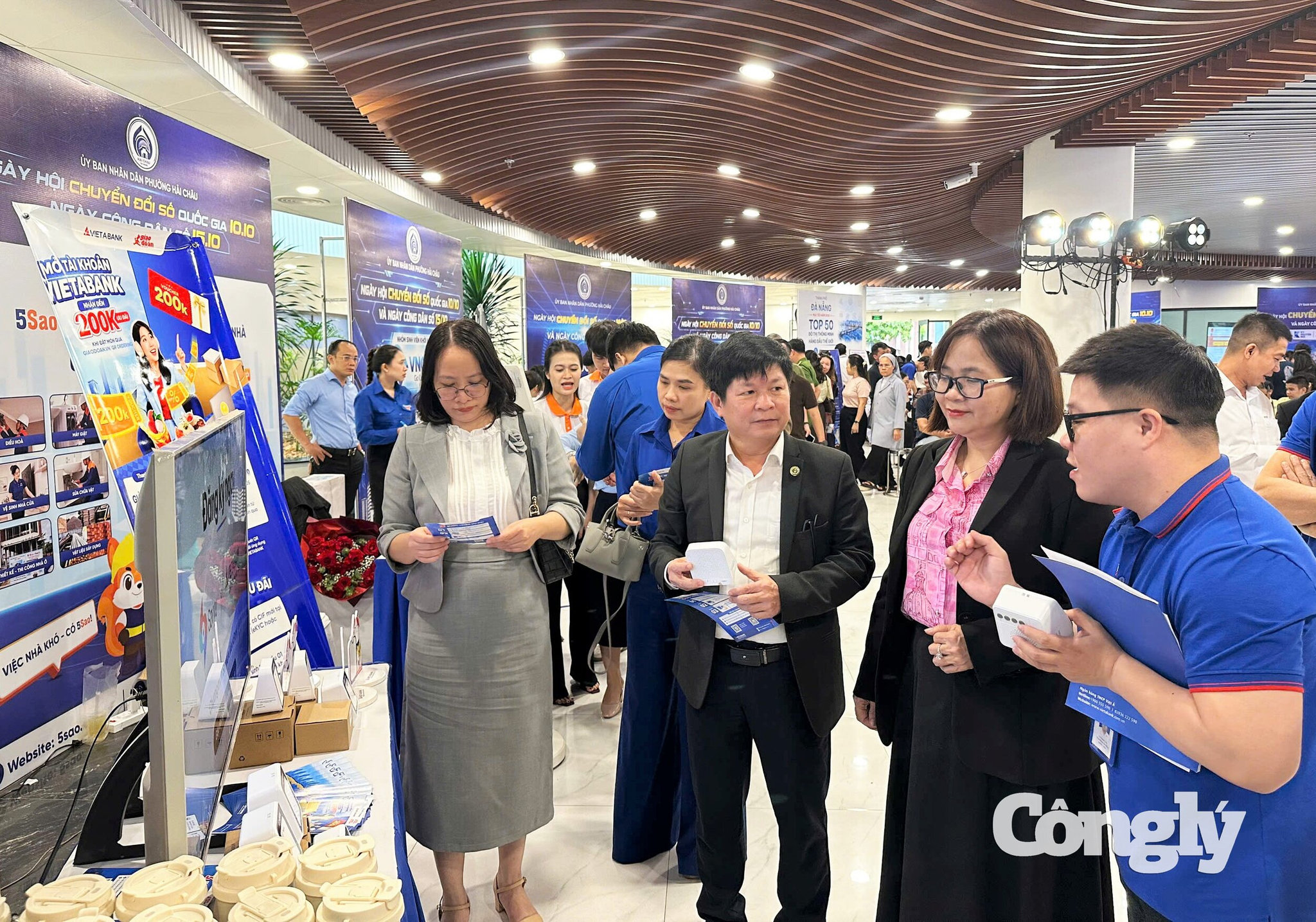 Lãnh đạo phường Hải Châu tham quan các gian hàng trưng bày sản phẩm, giải pháp chuyển đổi số tại ngày hội.