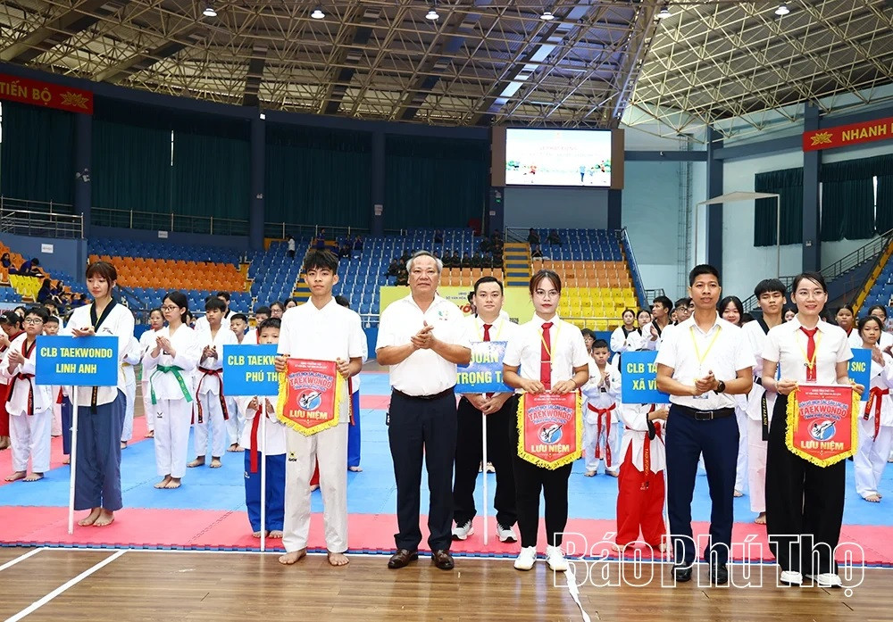 Lãnh đạo Sở Văn hóa, Thể thao và Du lịch trao Cờ lưu niệm tặng các đoàn tham gia Giải vô địch các câu lạc bộ Taekwondo tỉnh Phú Thọ năm 2026.