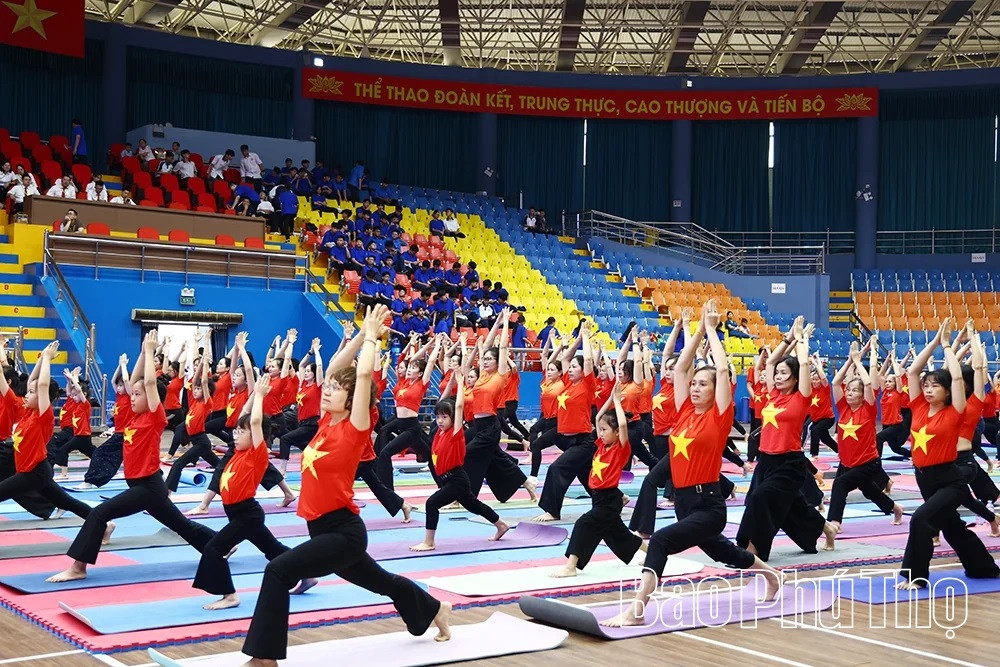 Màn đồng diễn yoga tập thể hưởng ứng lễ phát động tại điểm cầu Phú Thọ.