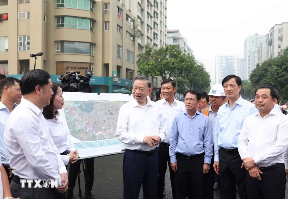 Tổng Bí thư, Chủ tịch nước Tô Lâm kiểm tra việc thực hiện dự án đường Vành đai 2,5 thuộc địa bàn phường Cầu Giấy. (Ảnh: Thống Nhất/TTXVN) ttxvn_tong-bi-thu-chu-tich-nuoc-kiem-tra-tien-do-cong-trinh-giao-thong-trong-diem-o-ha-noi-8.jpg
