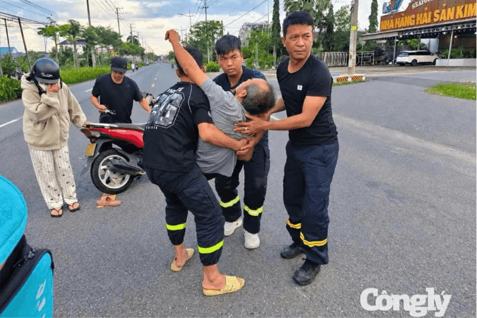 Cán bộ PCCC TP.HCM kịp thời hỗ trợ người bị tai nạn giao thông.